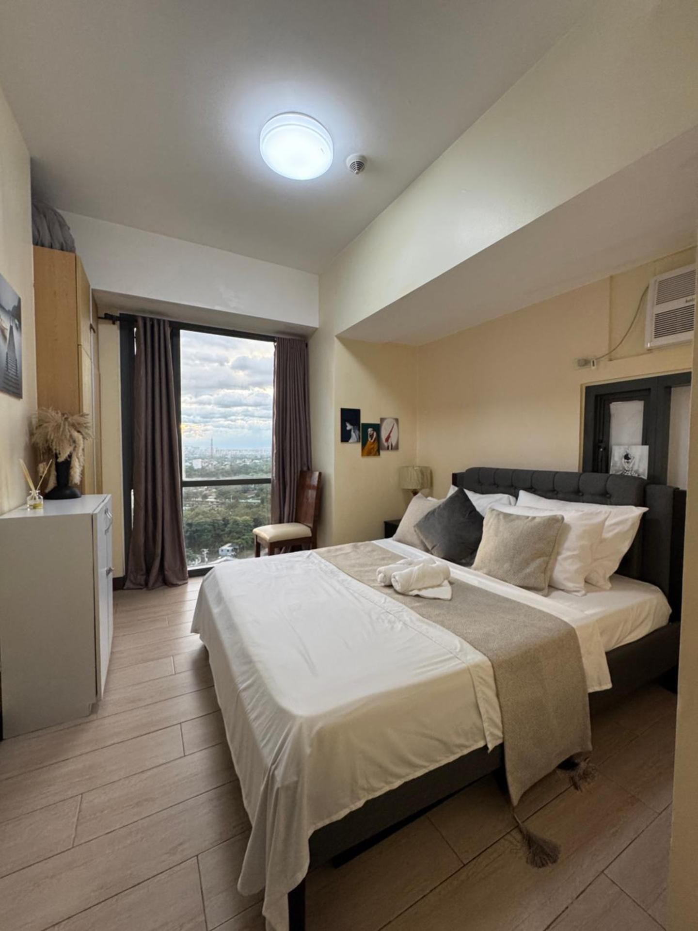 One-Bedroom Apartment With City View