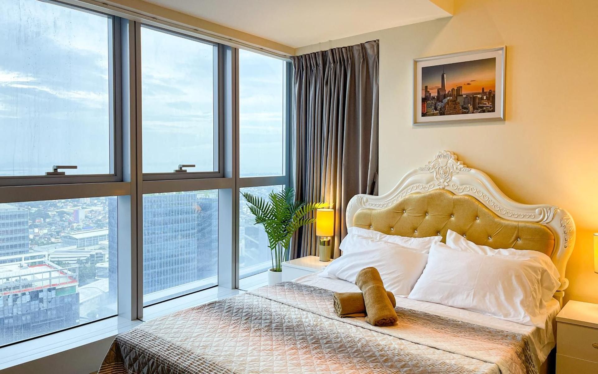 Cityscape View 2BR in Uptown BGC w 200mbps WiFi Deluxe Family Suite
