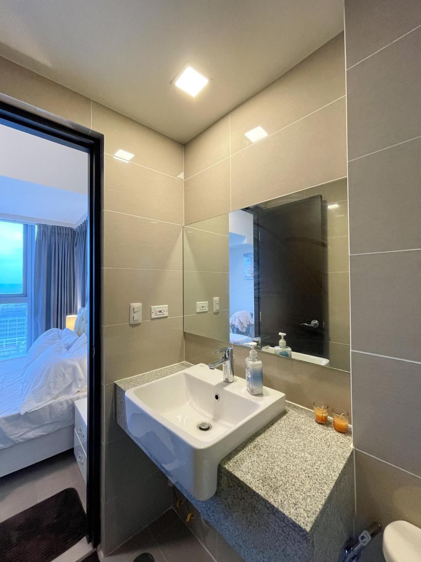 Cityscape View 2BR in Uptown BGC w 200mbps WiFi Deluxe Family Suite 2