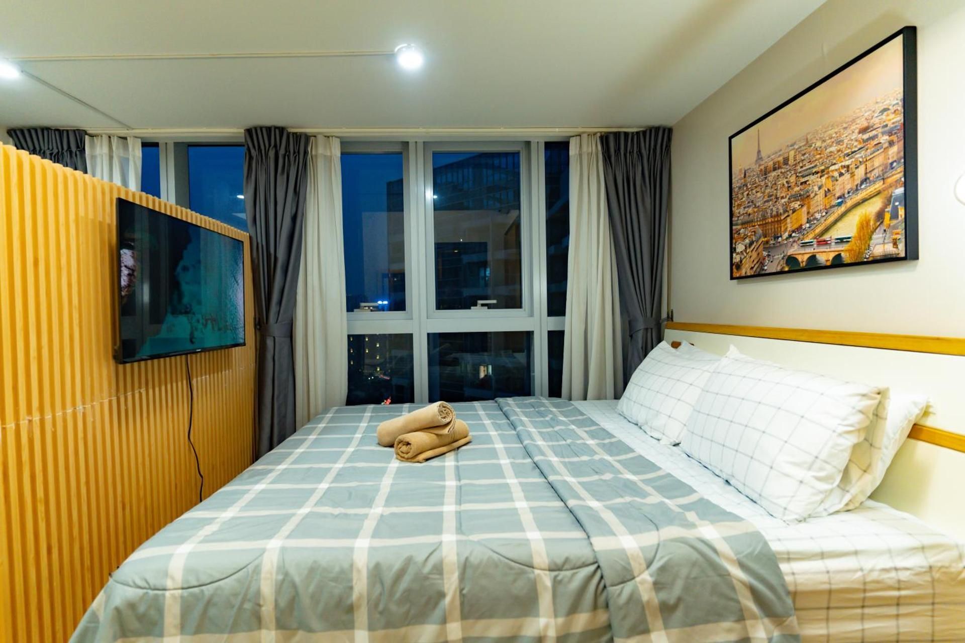 3BR Modern Uptown Parksuites BGC with bathtub Three-Bedroom Apartment Suite