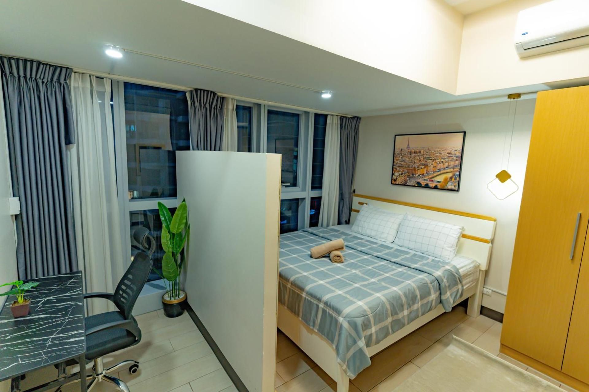 3BR Modern Uptown Parksuites BGC with bathtub Three-Bedroom Apartment Suite 2