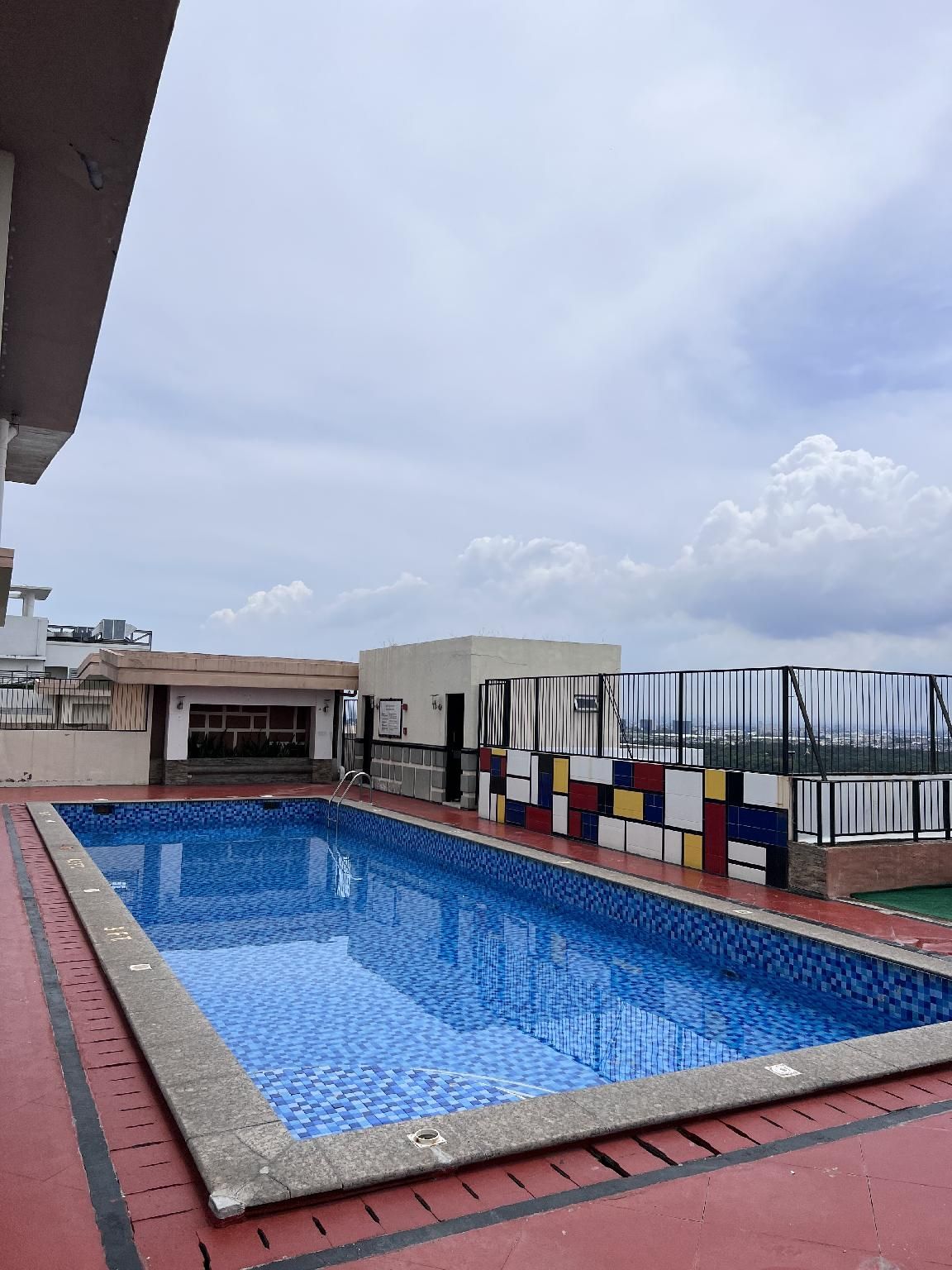 swimming pool [outdoor]