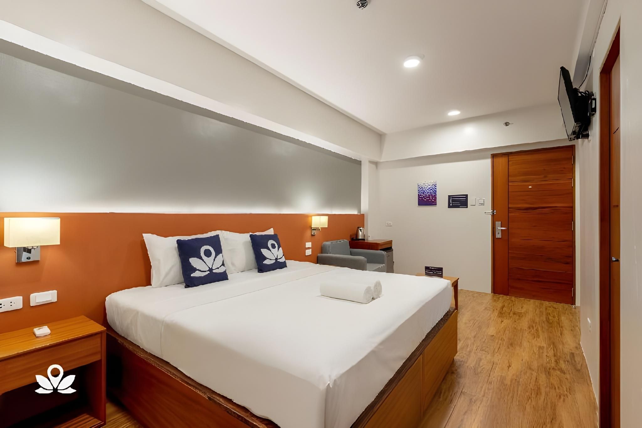 iHotel Uptown BGC  Deluxe King Room 2