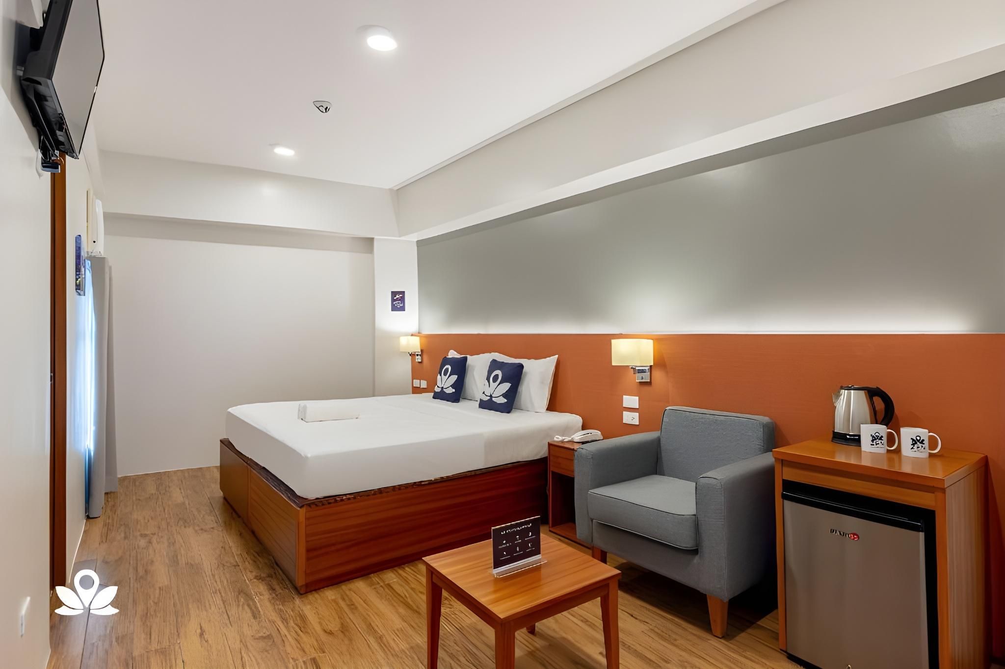 iHotel Uptown BGC  Deluxe King Room