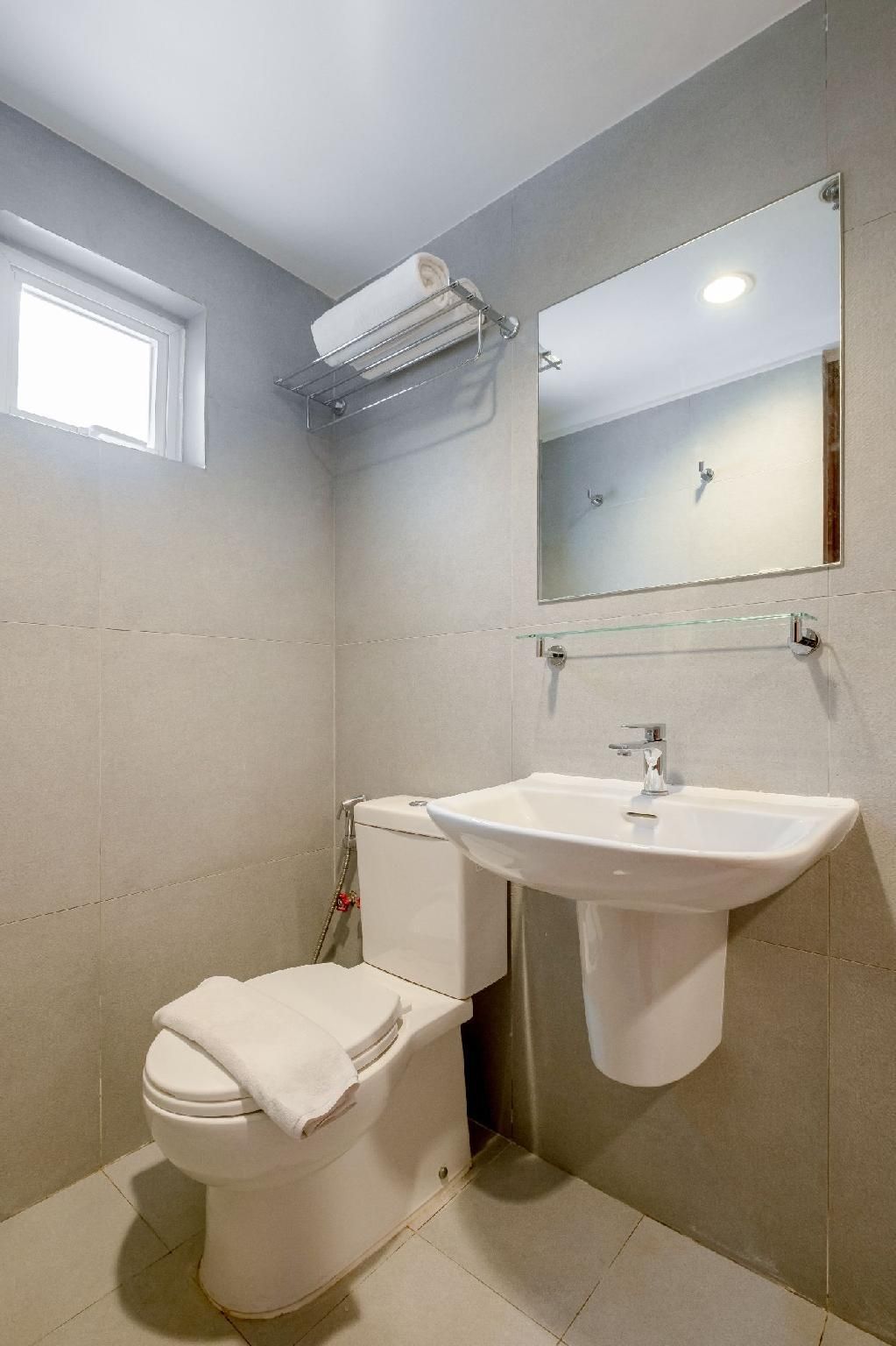 iHotel Uptown BGC  Deluxe King Room 3