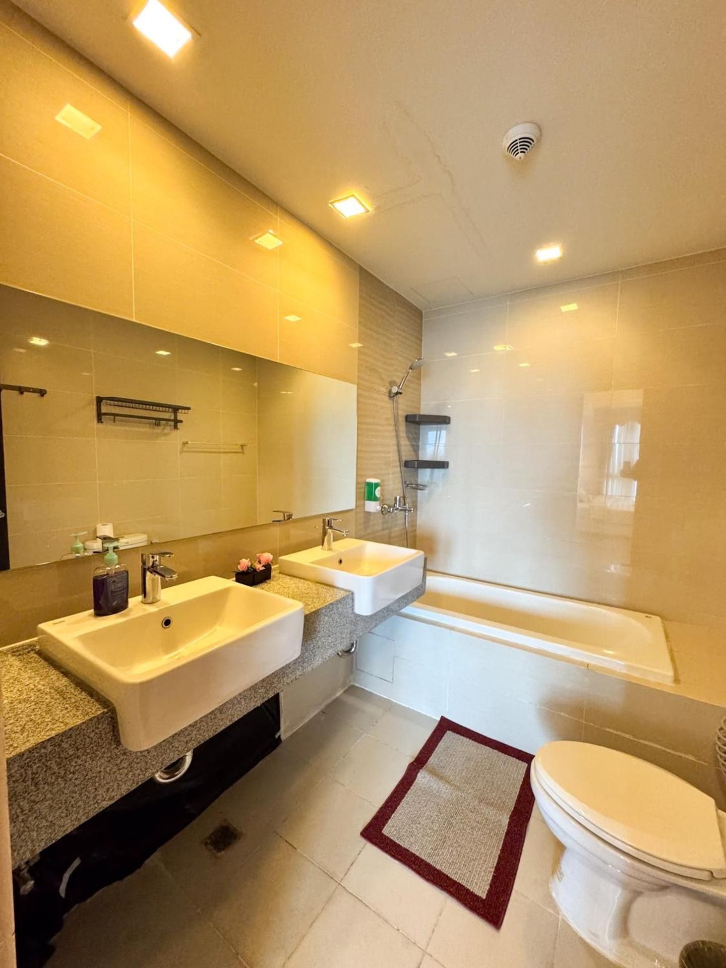 Four-Bedroom Apartment with Balcony 