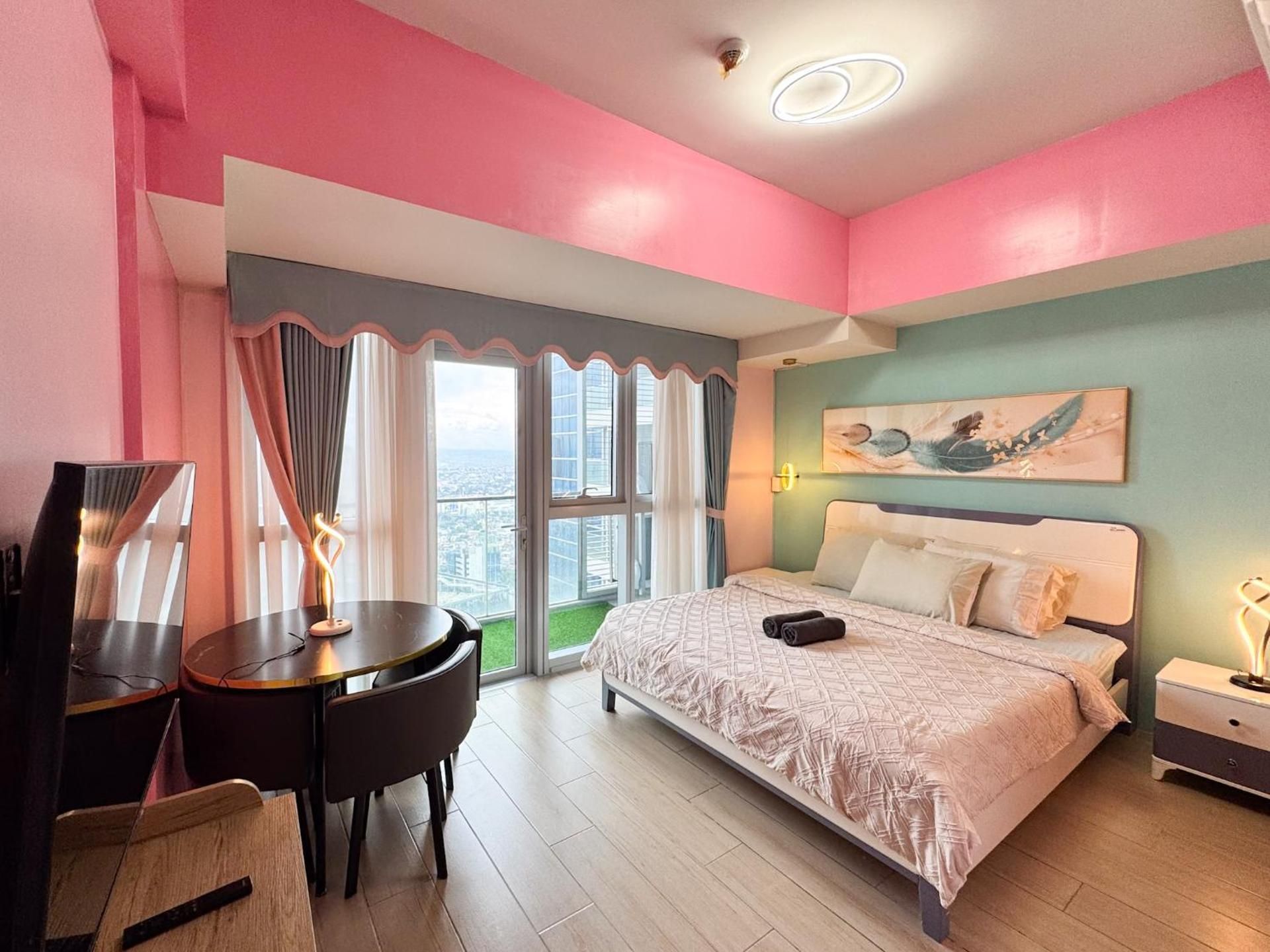 Four-Bedroom Apartment with Balcony 