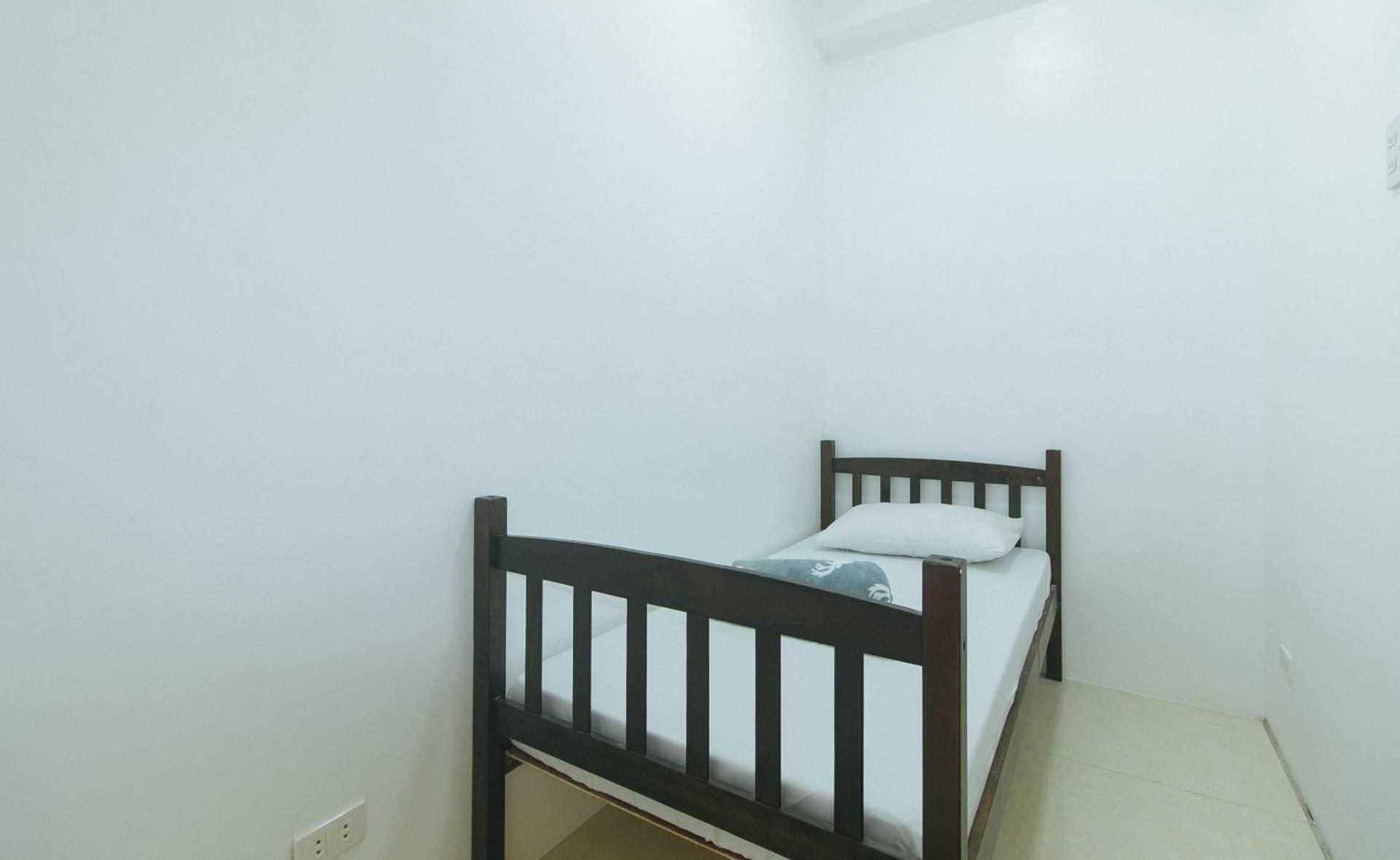 Single Room with Shared Bathroom