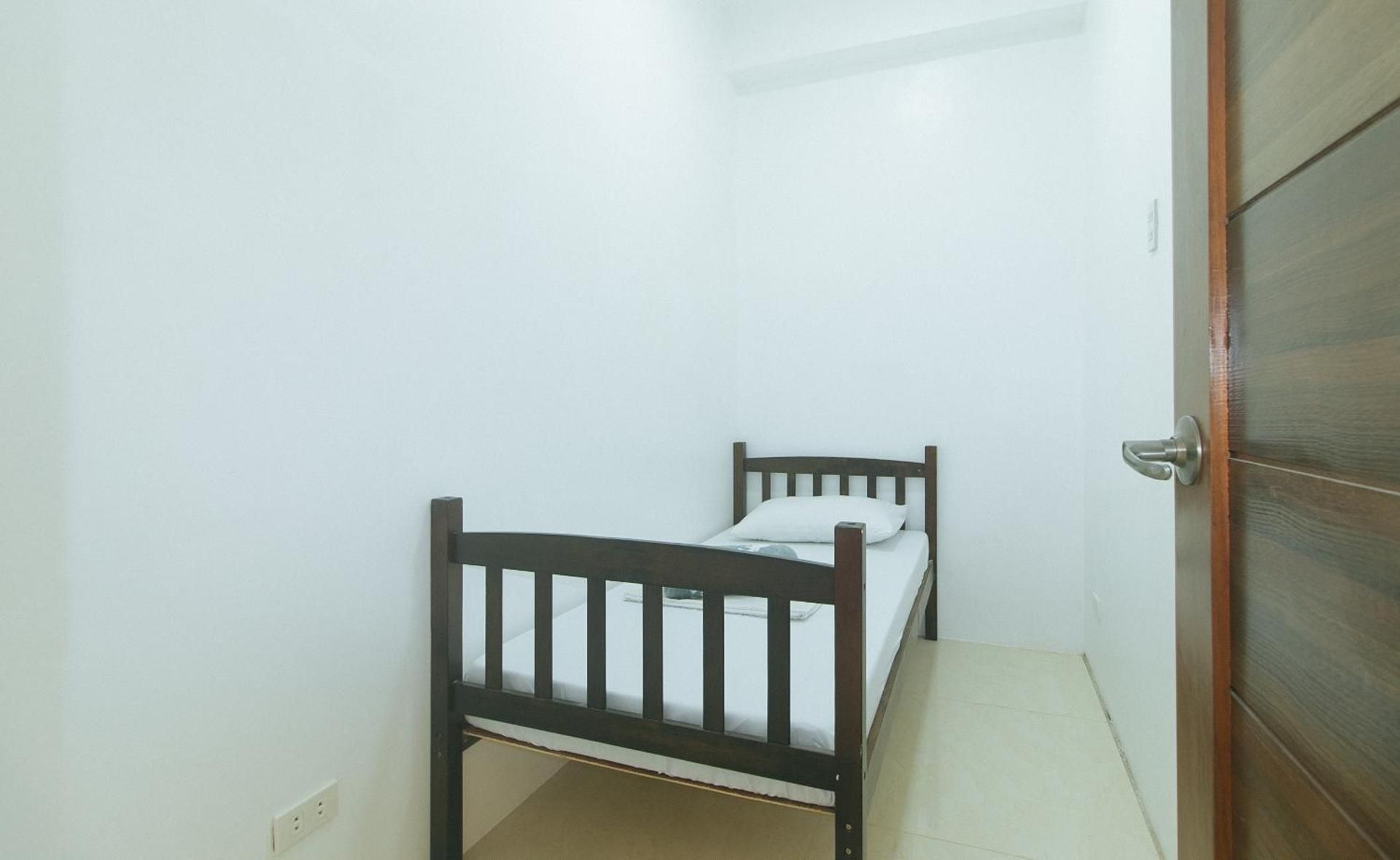 Single Room with Shared Bathroom