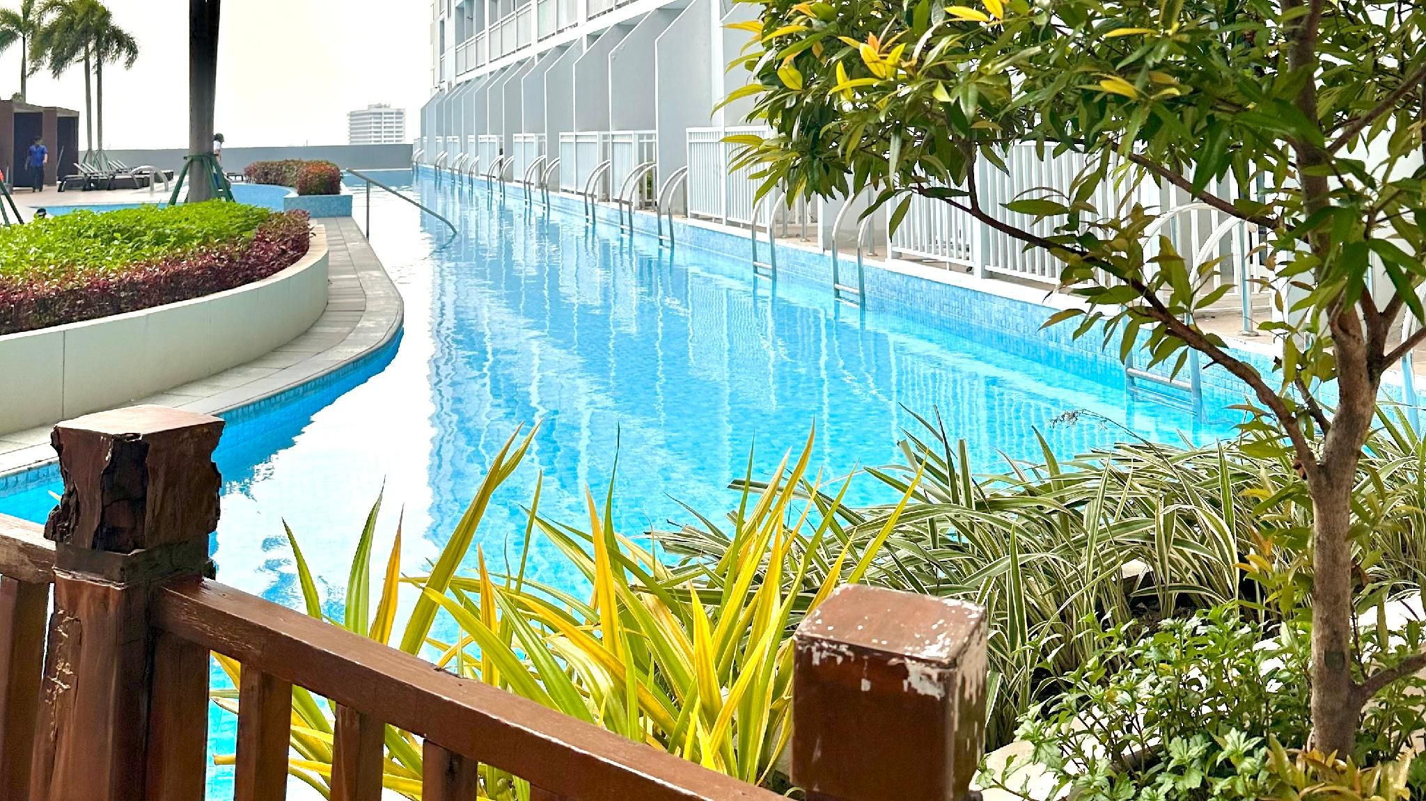 swimming pool [outdoor]