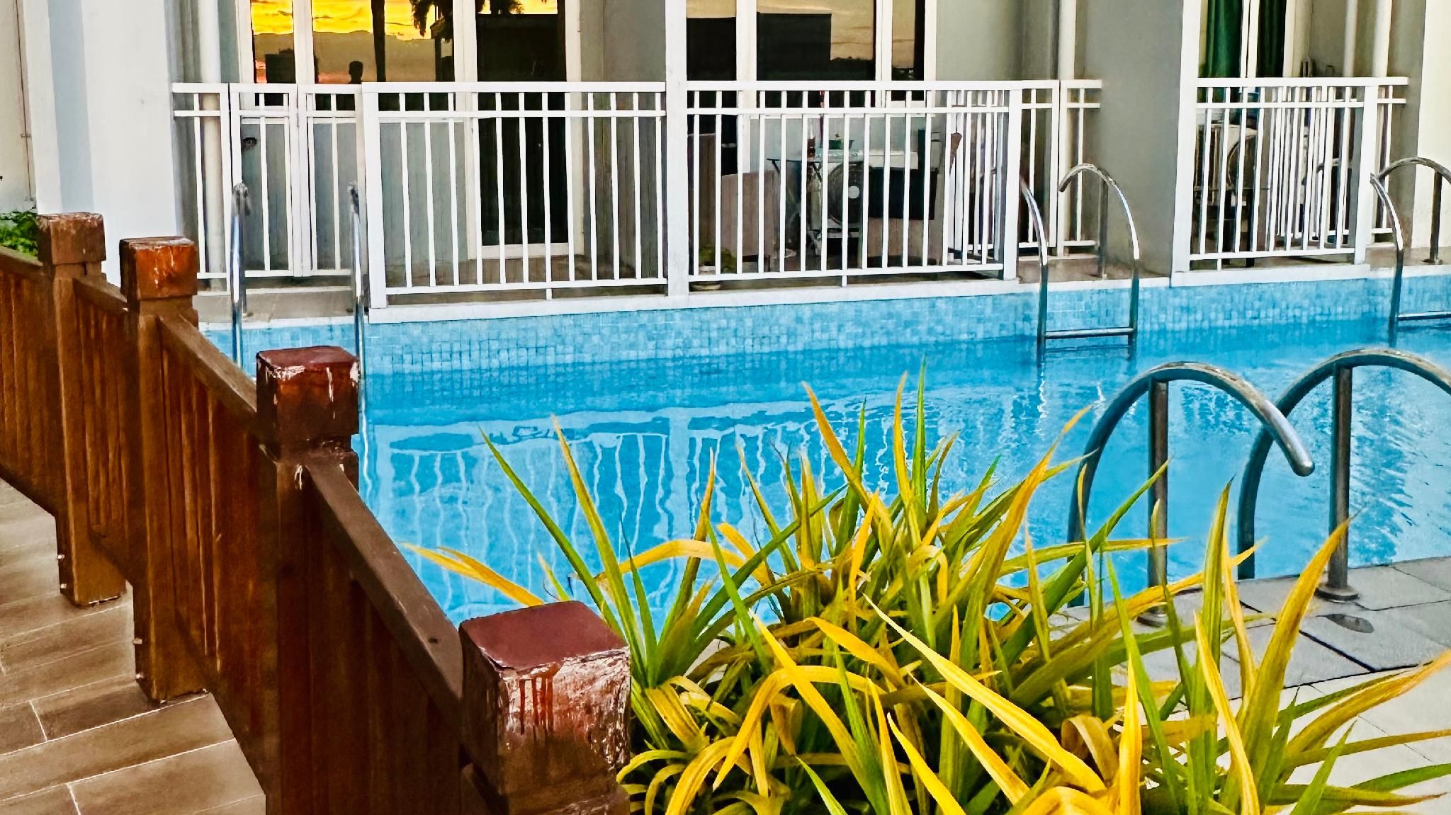 swimming pool [outdoor]