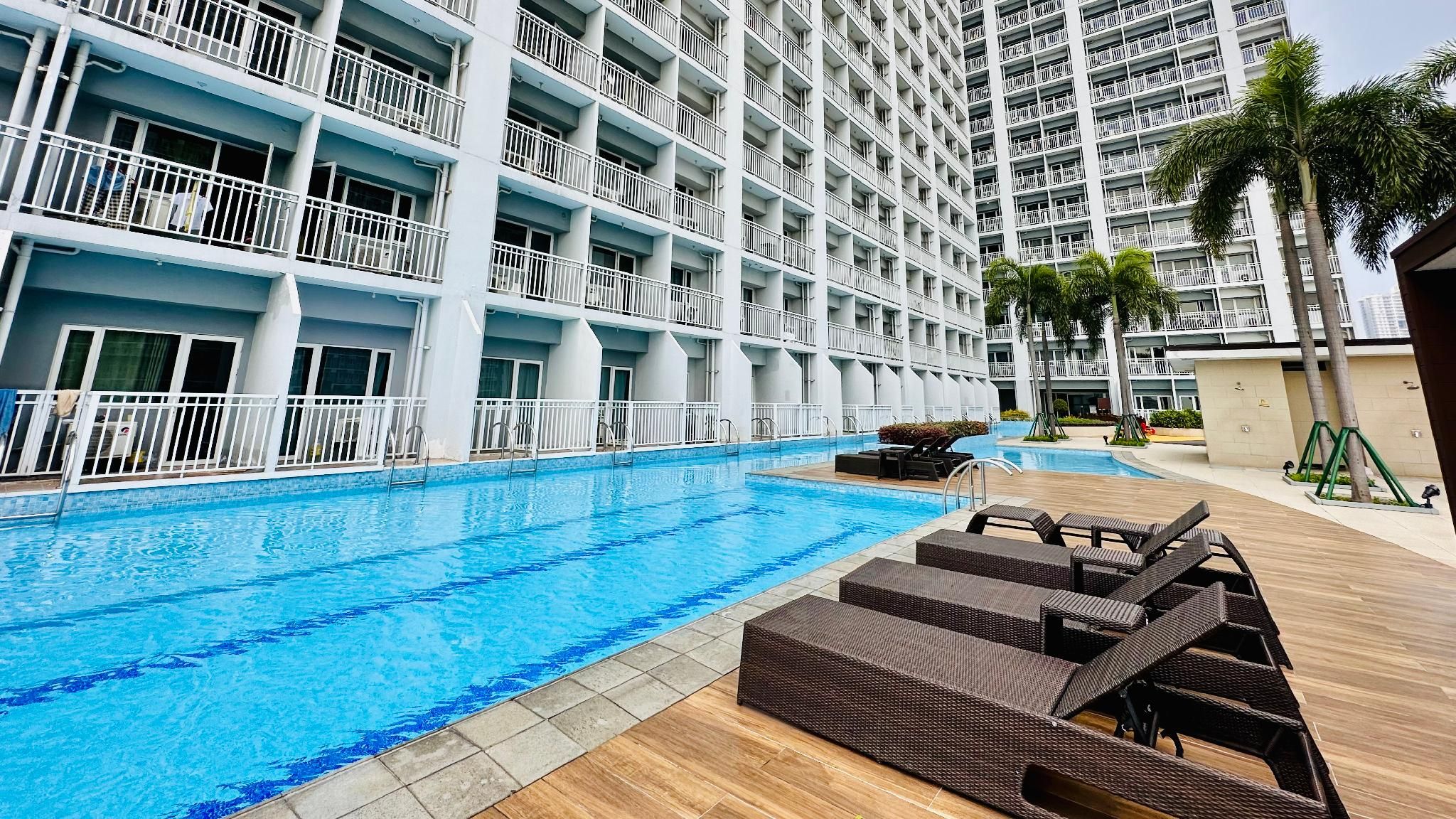 swimming pool [outdoor]