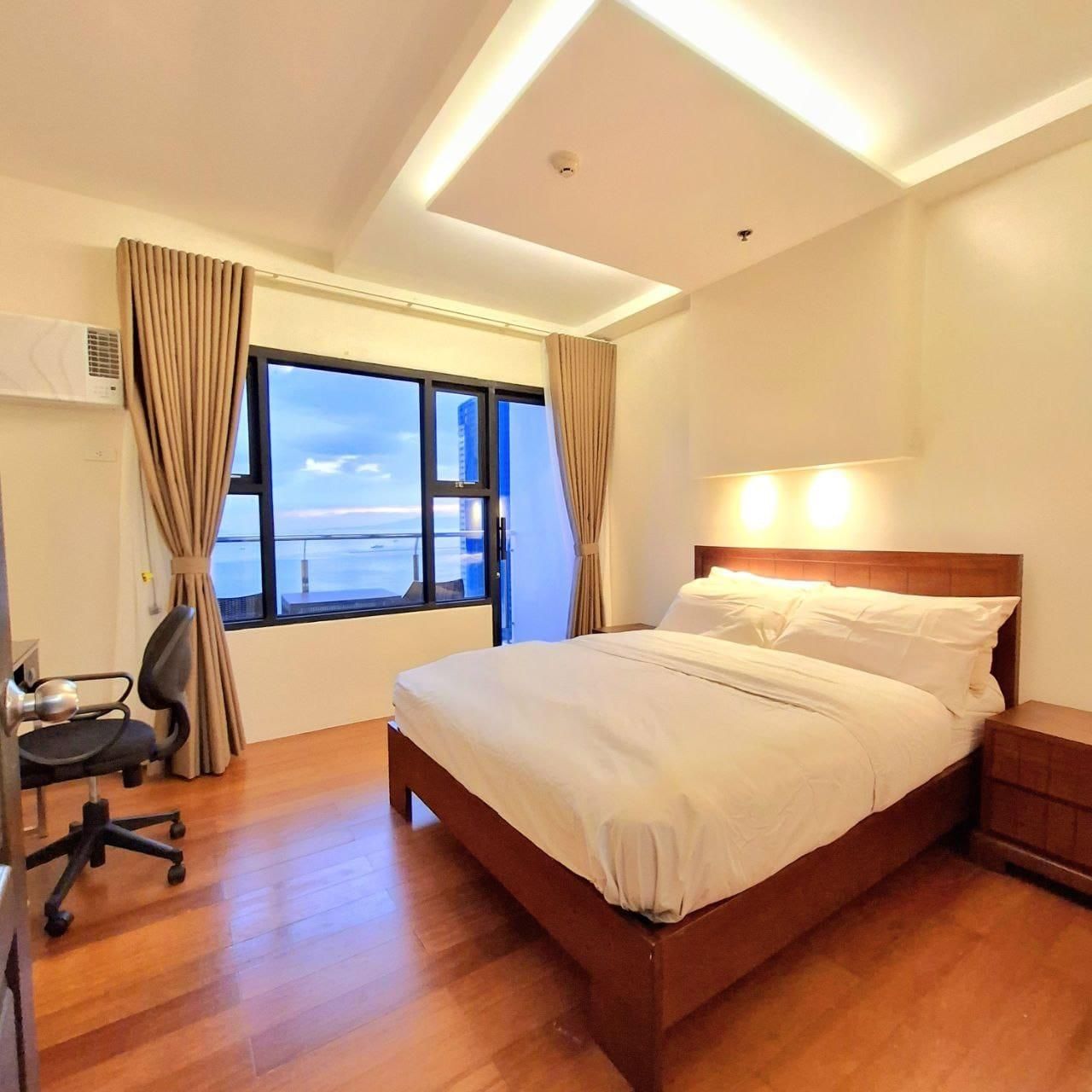 Elegant Room with Balcony