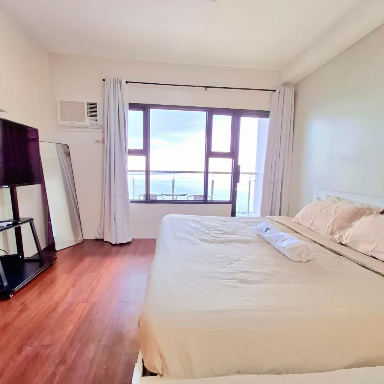 1 Bedroom Balcony Suite 1 King