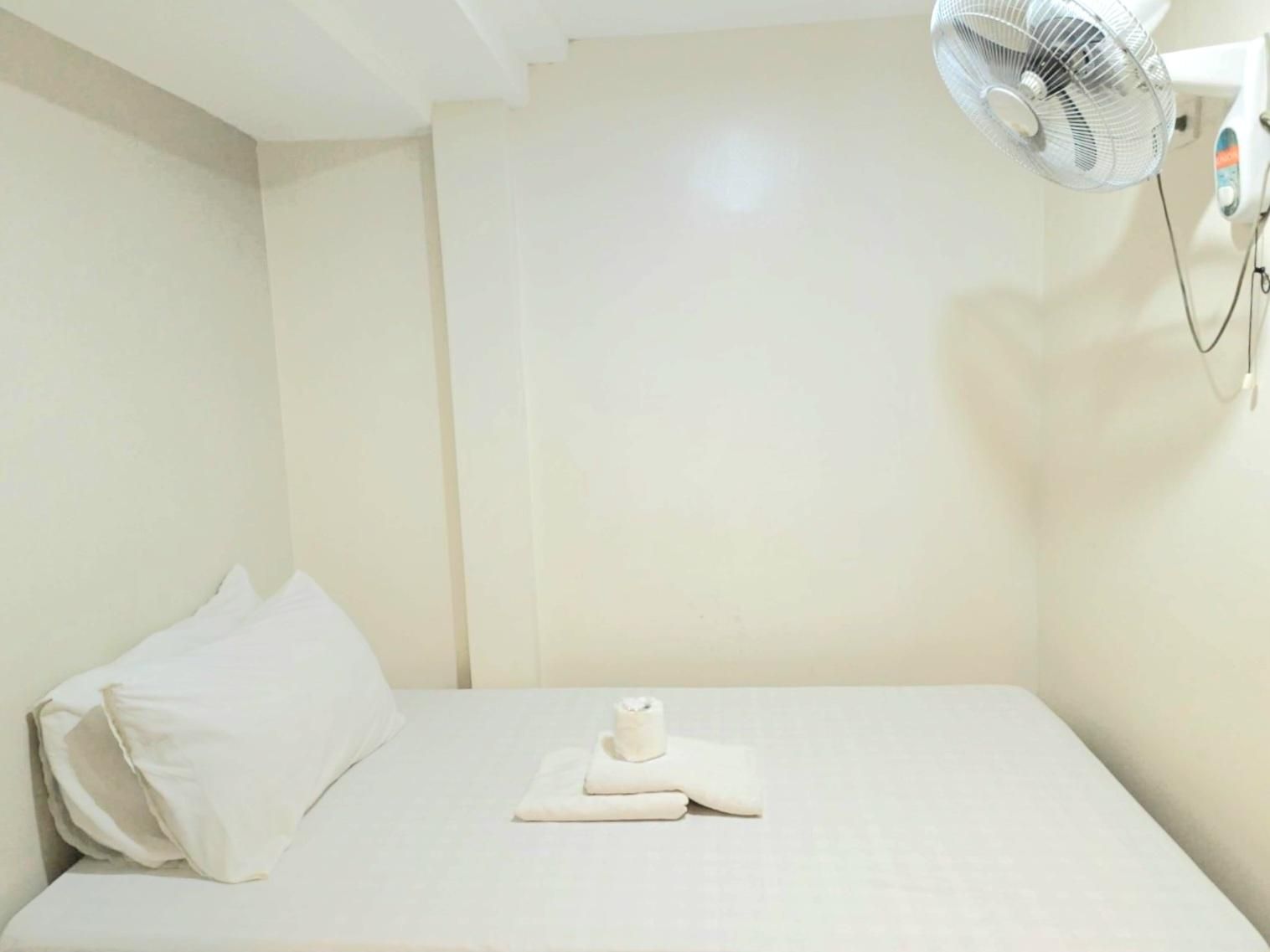 Single Fan Room with Shared Bathroom