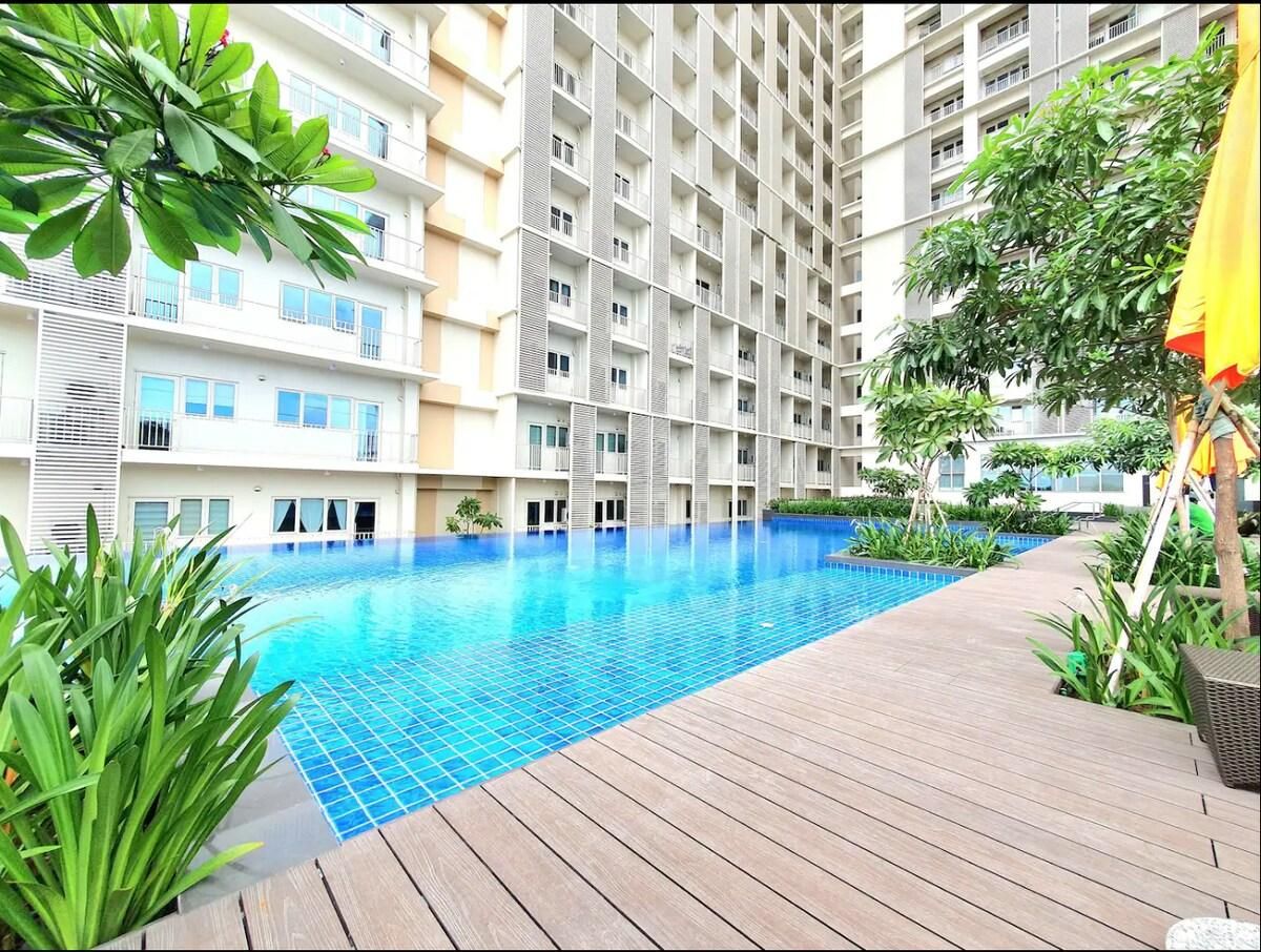 swimming pool [outdoor]