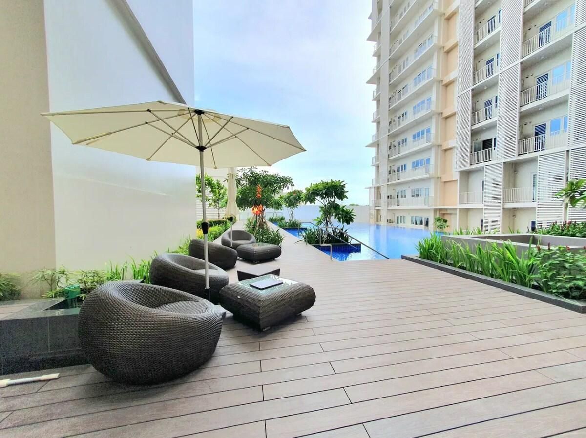 swimming pool [outdoor]