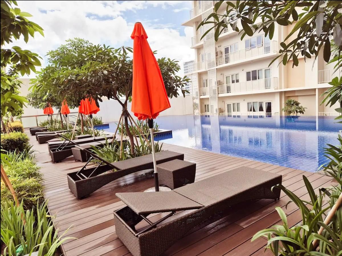 swimming pool [outdoor]