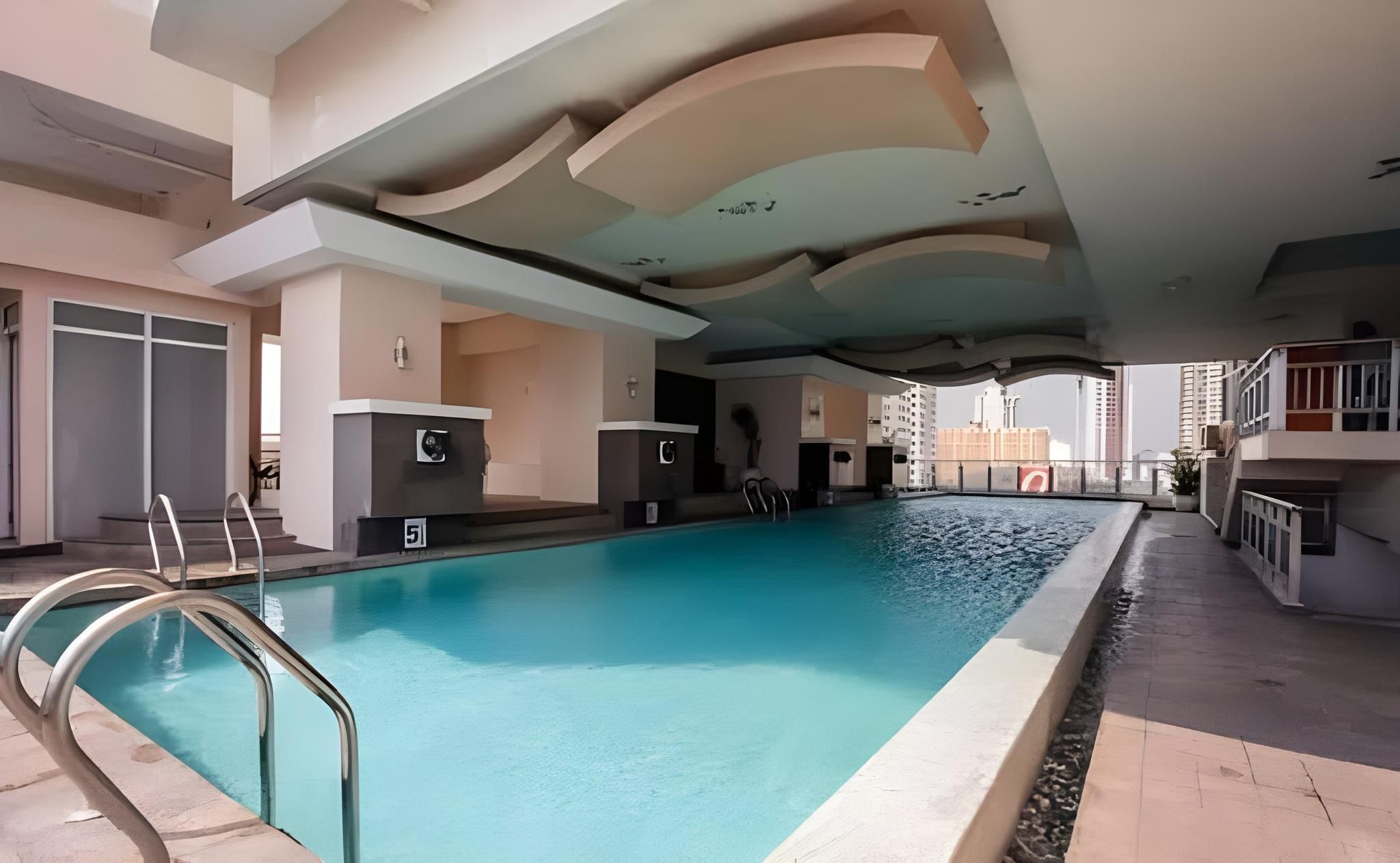 swimming pool [outdoor]