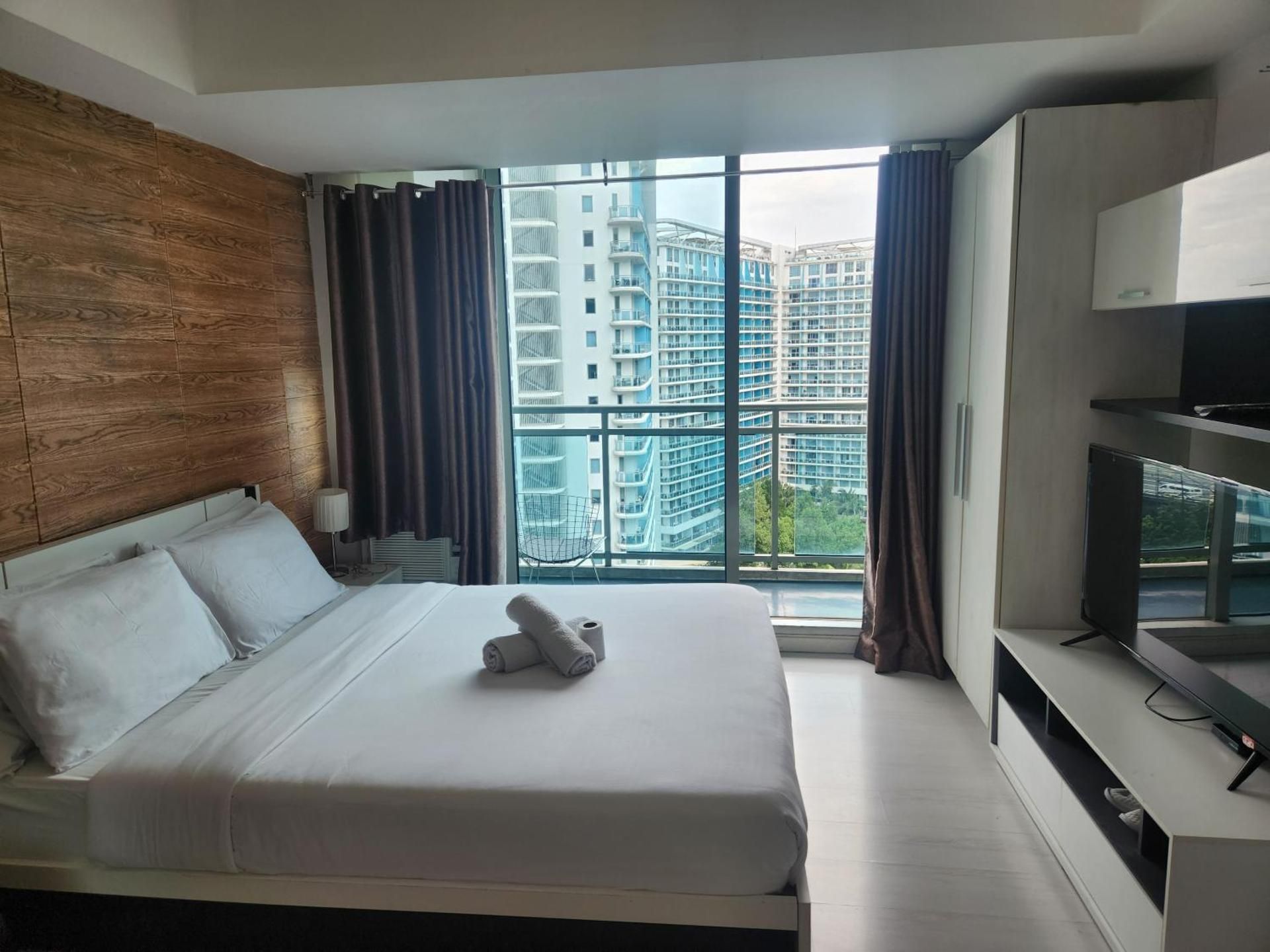 Azure Staycation by AMRS Near Airport 