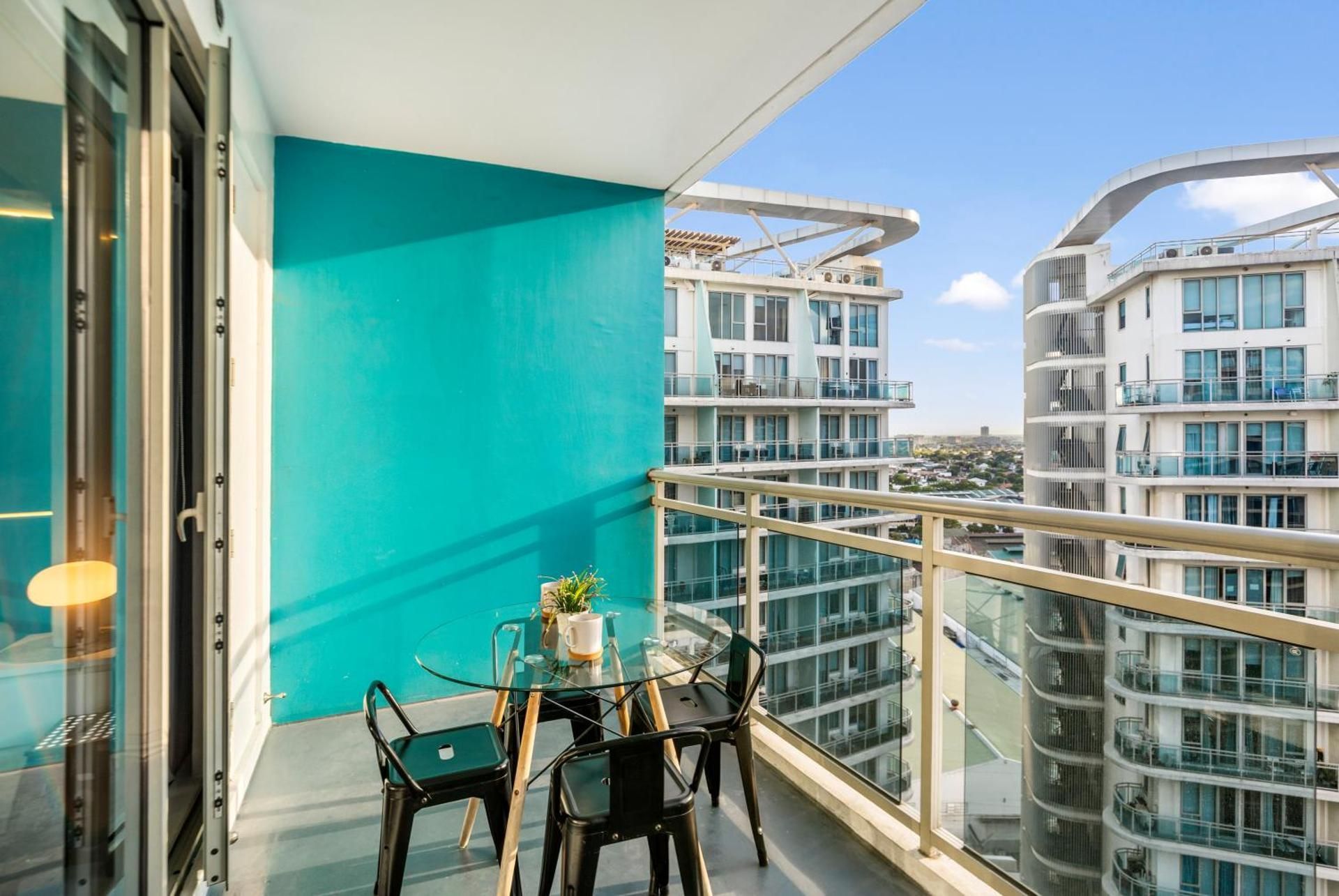 Apartment with Pool View