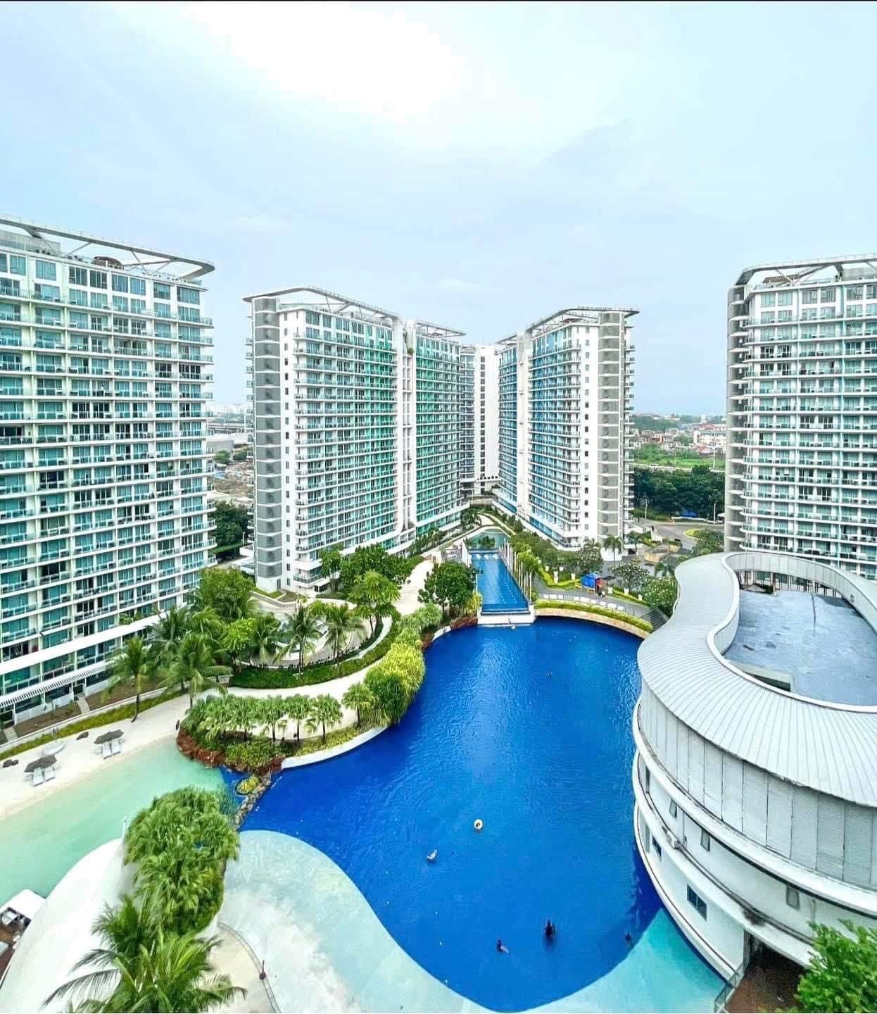 swimming pool [outdoor]