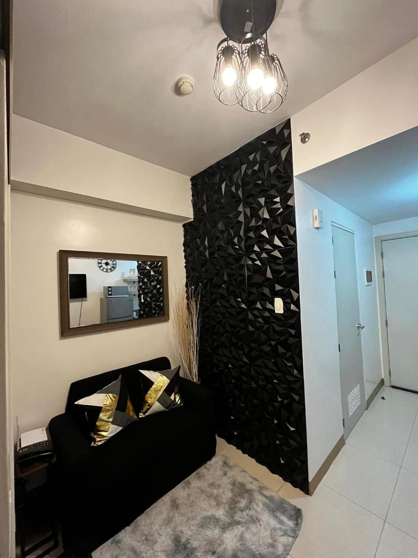 Lovely 1BR Condo @ SM Southmall w/ Netflix & High Speed WIFI Apartment with Balcony