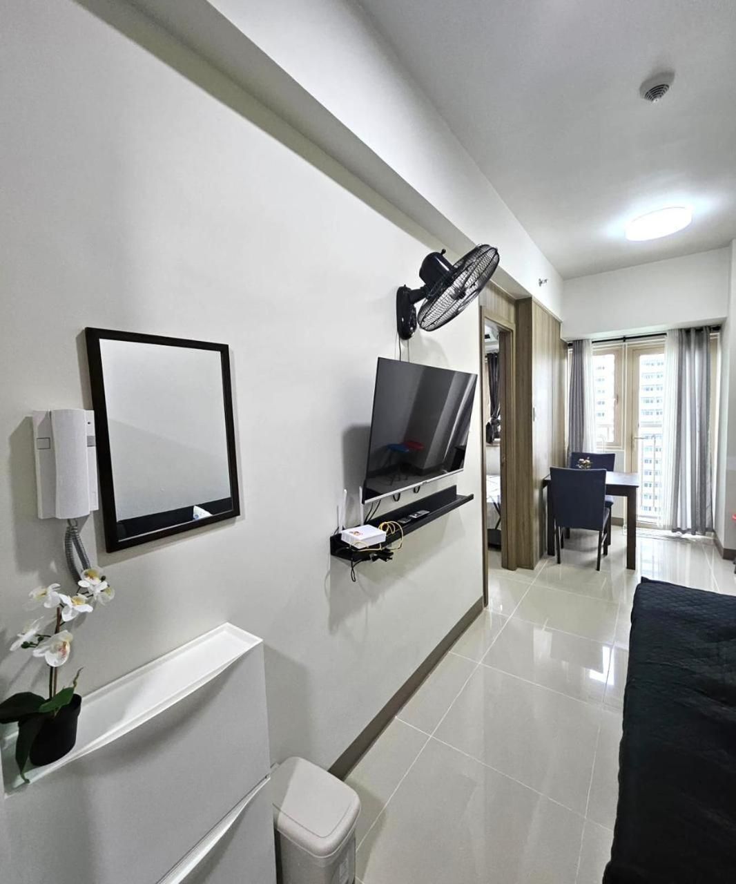 One-Bedroom Apartment with Sea View and Balcony