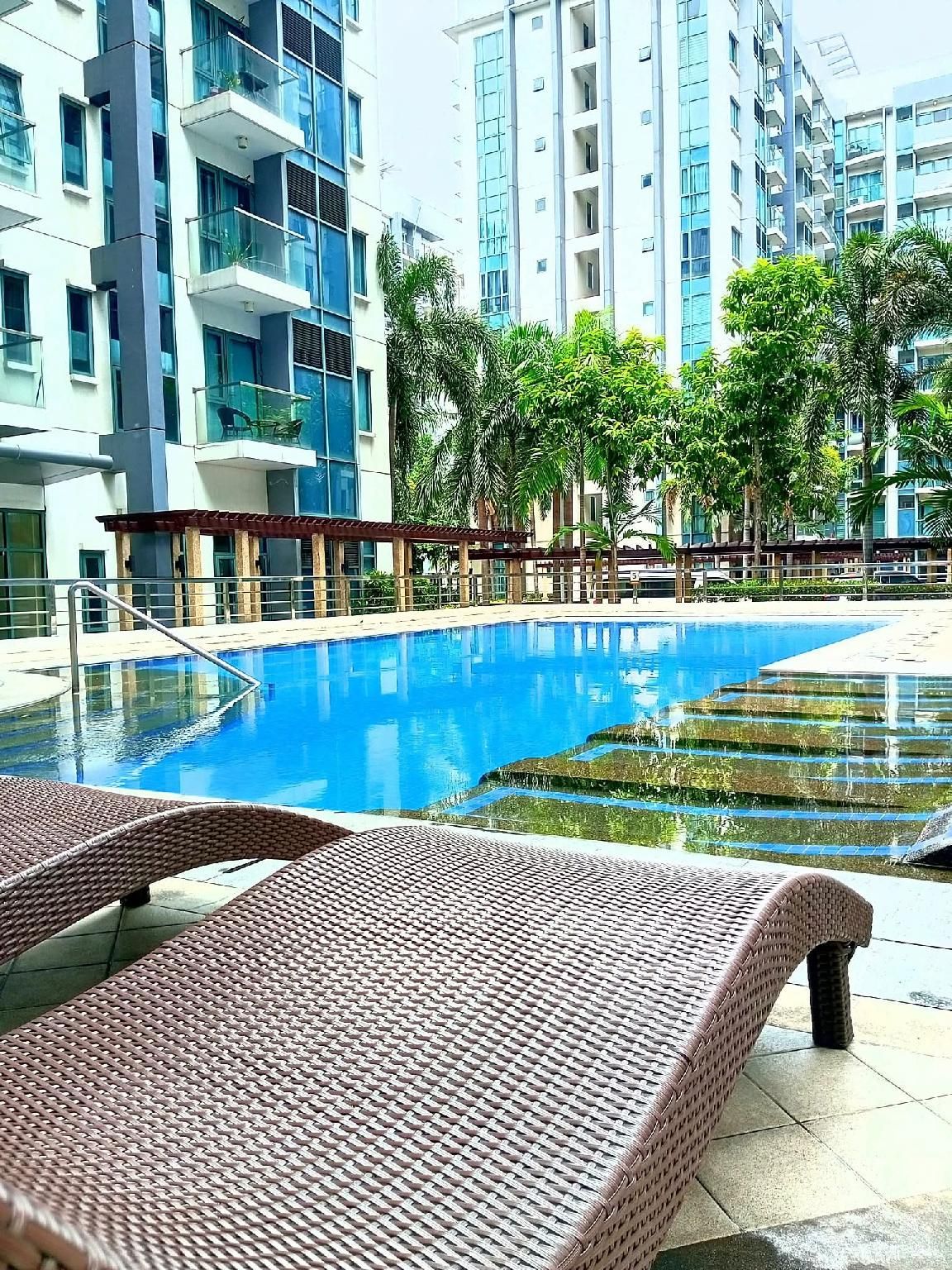 swimming pool [outdoor]