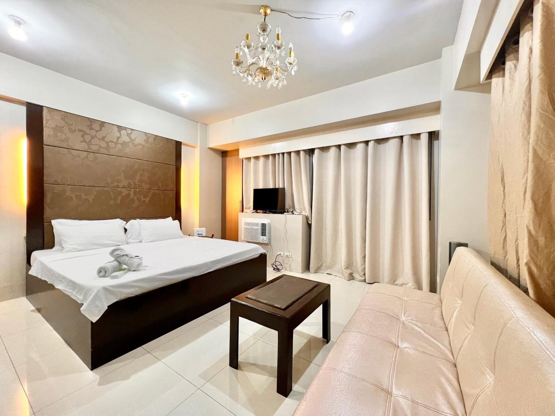 King Suite with Pool View