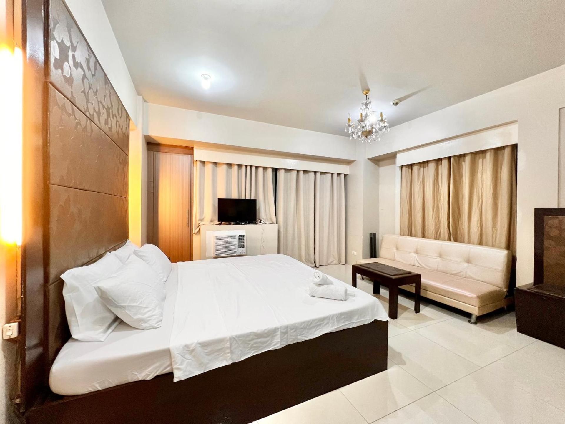King Suite with Pool View