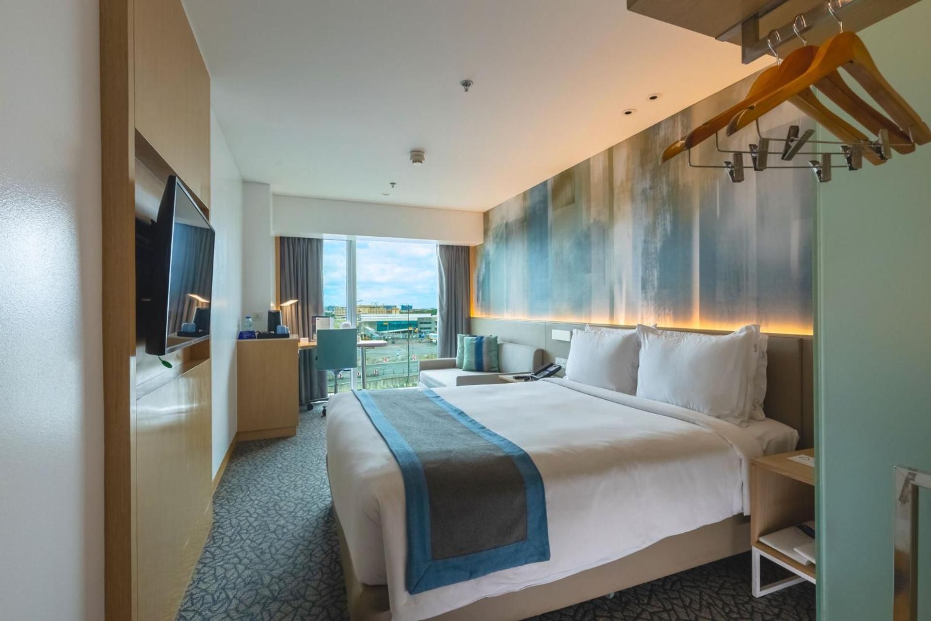 Standard Queen Room with Sofa Bed and Airport View