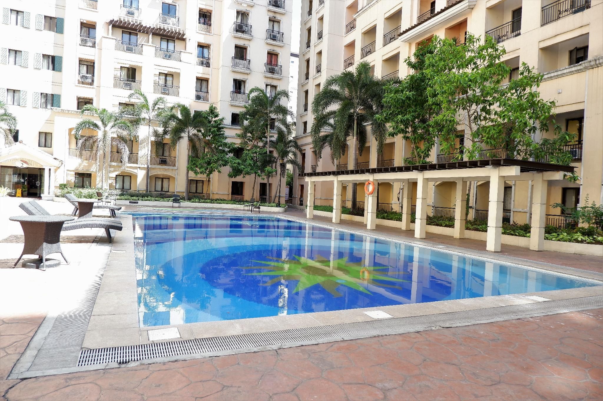 swimming pool [outdoor]