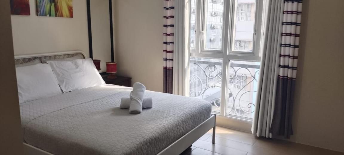 Deluxe One-Bedroom Apartment