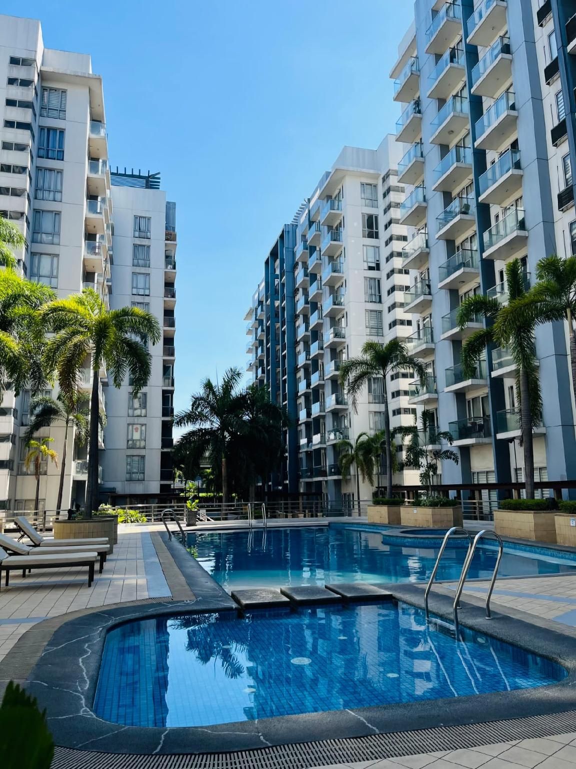 swimming pool [outdoor]