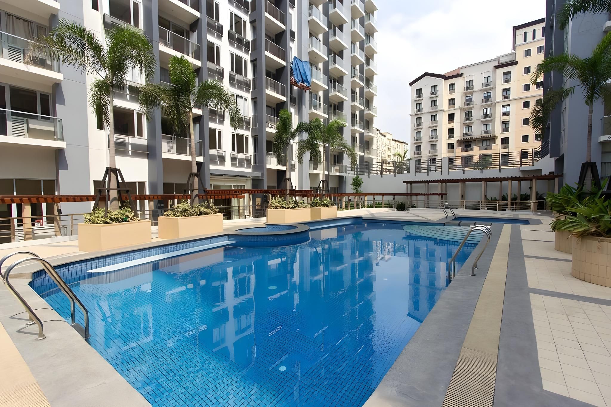 swimming pool [outdoor]