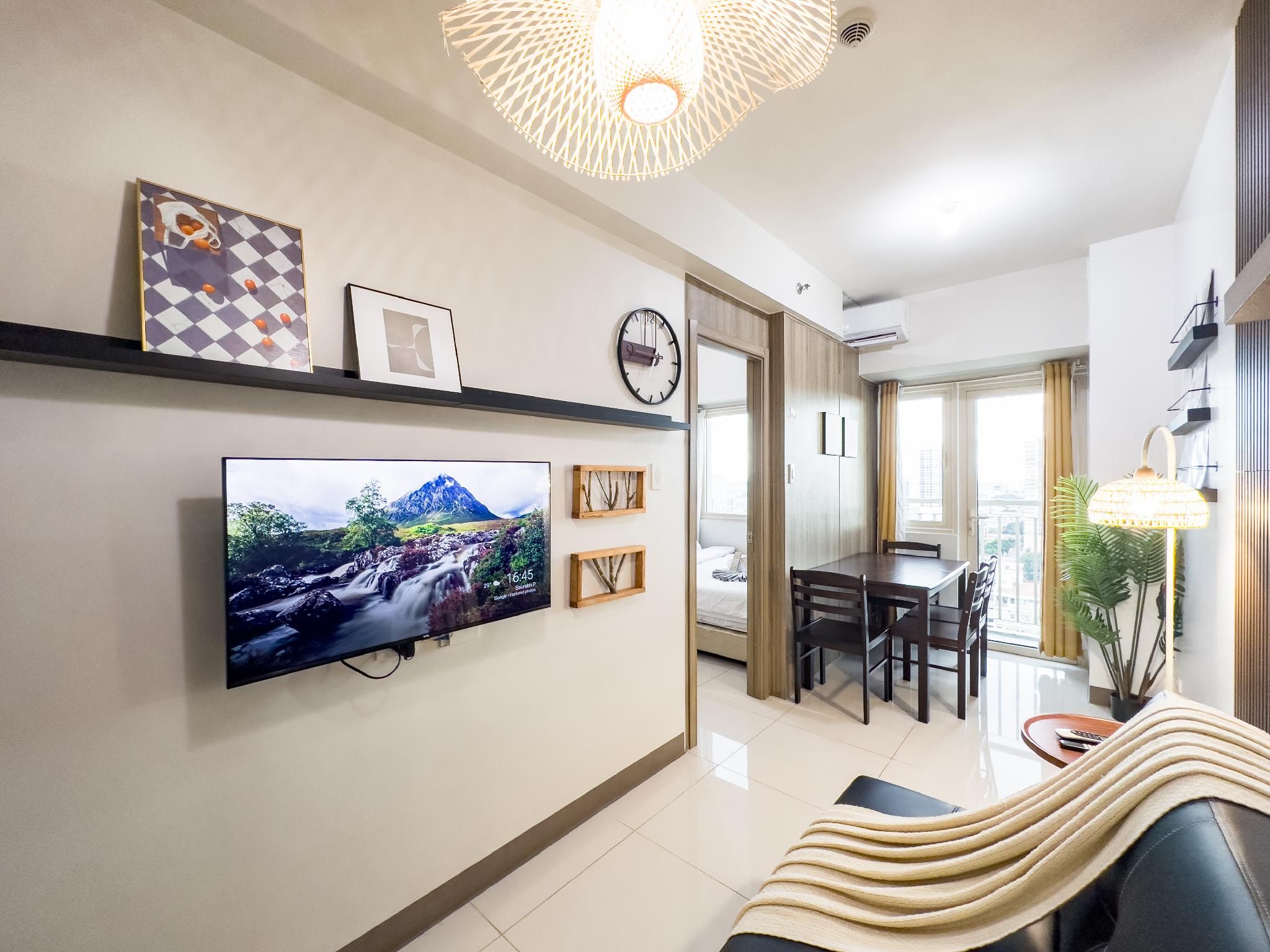 Modern Style - Family Suite with MOA and Ocean Views Balcony
