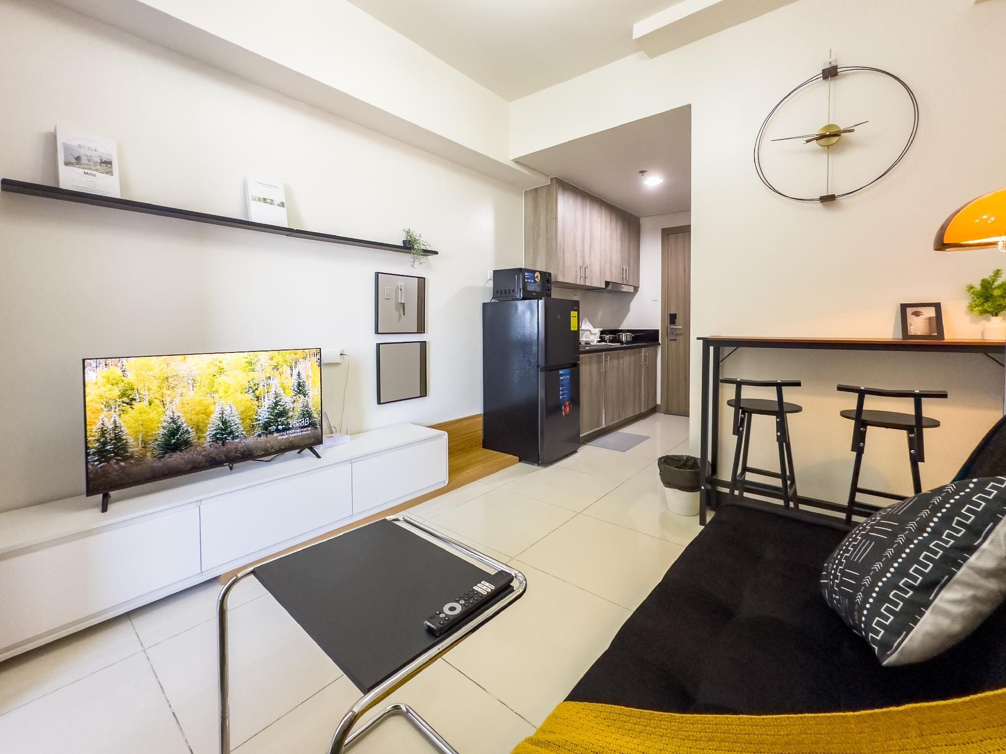 Modern Style-Superior One Bedroom with MOA Views