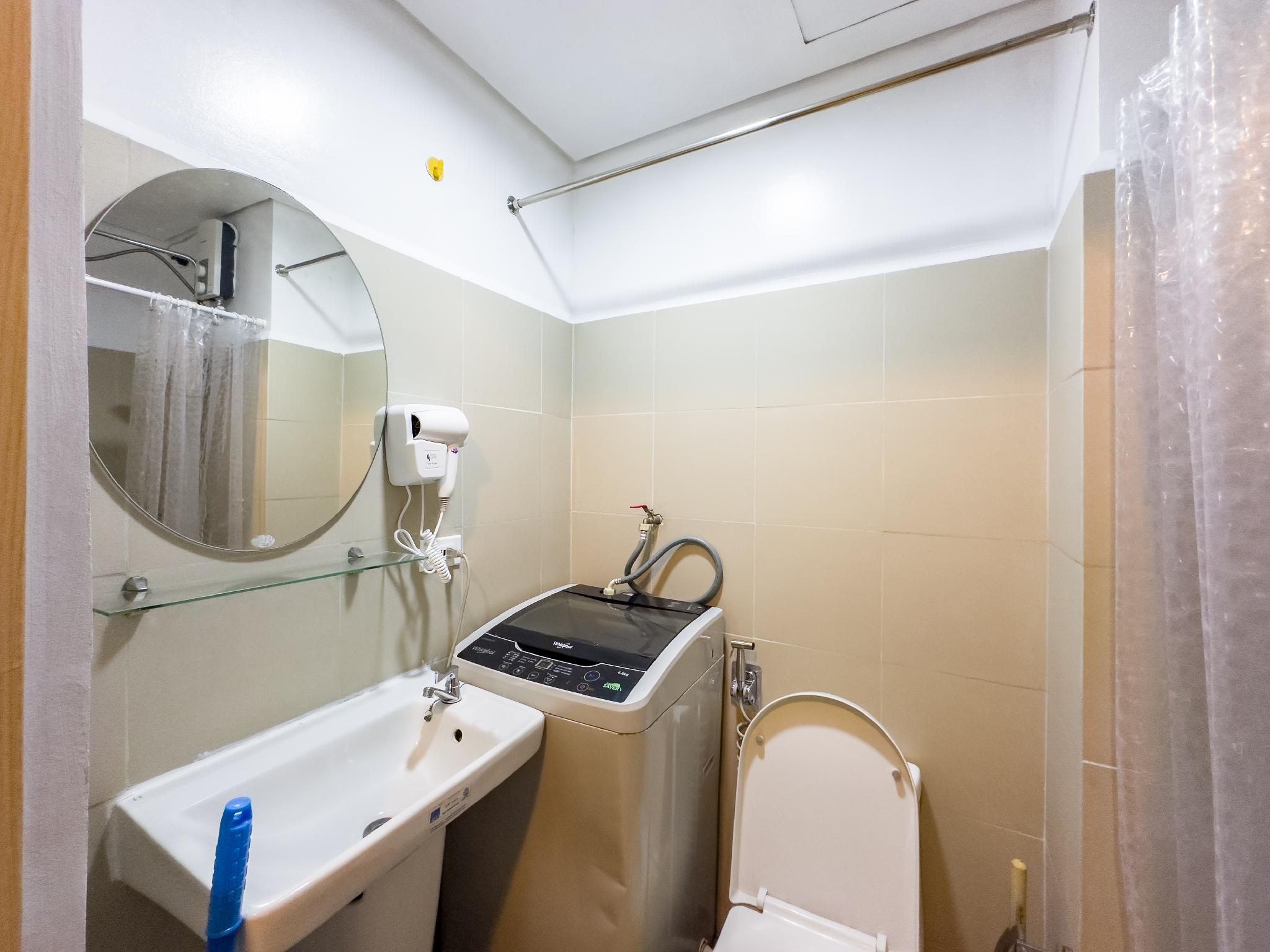 Modern Style - Standard One Bedroom with Balcony Facing MOA