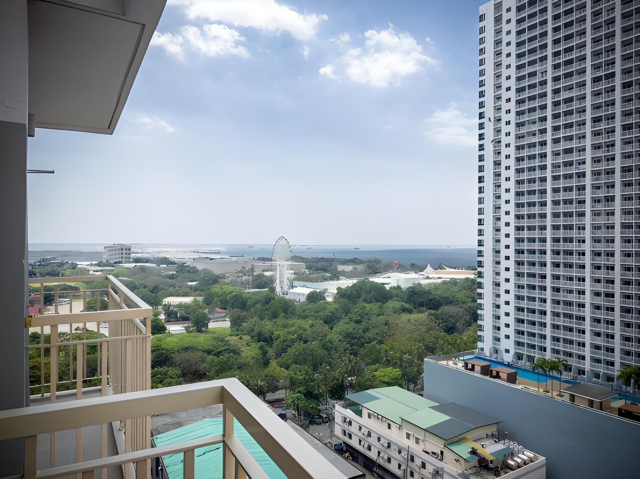 Modern Style - Boutique Suite with MOA and Ocean Views Balcony