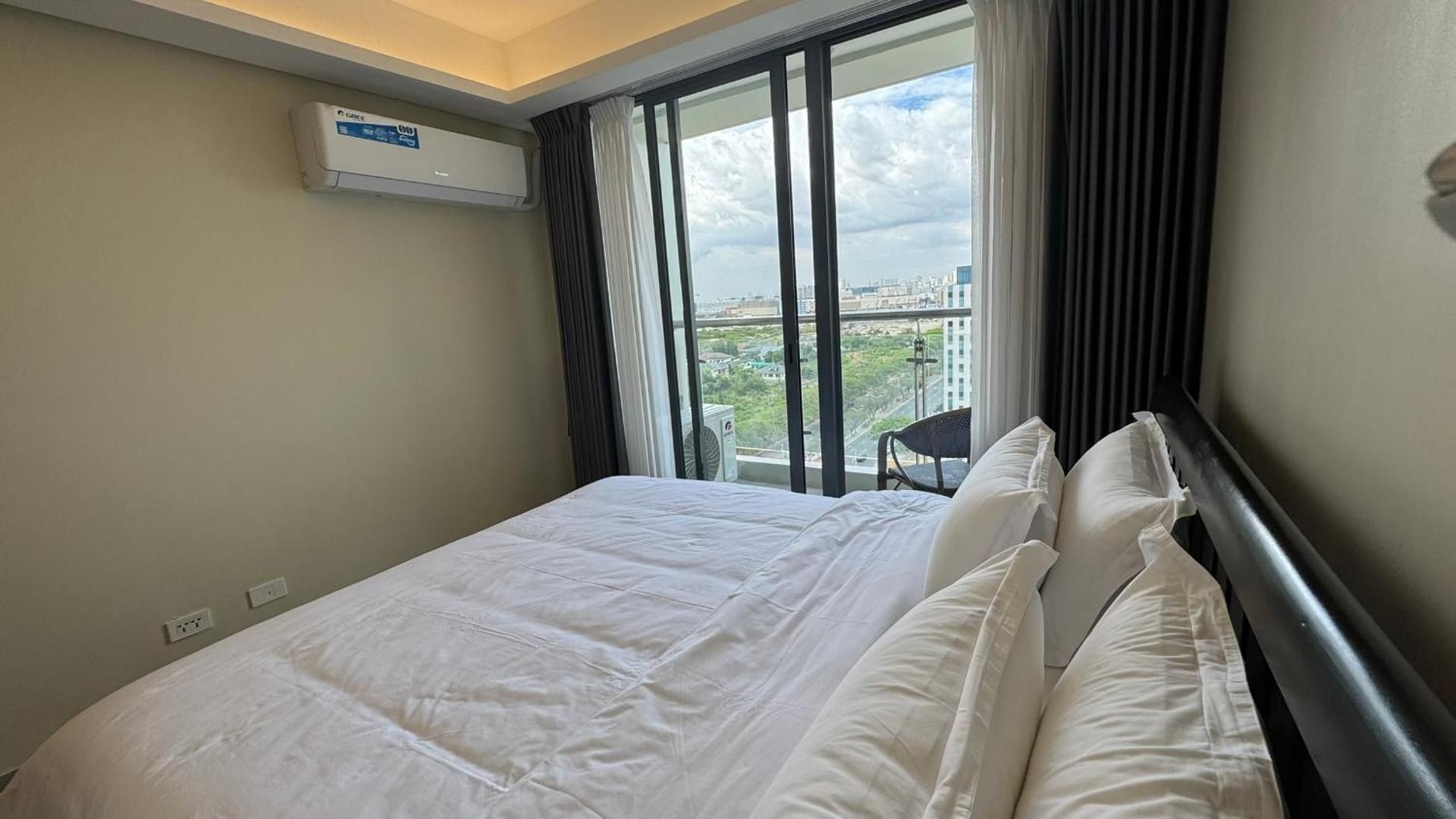 Deluxe One-Bedroom Apartment with City View