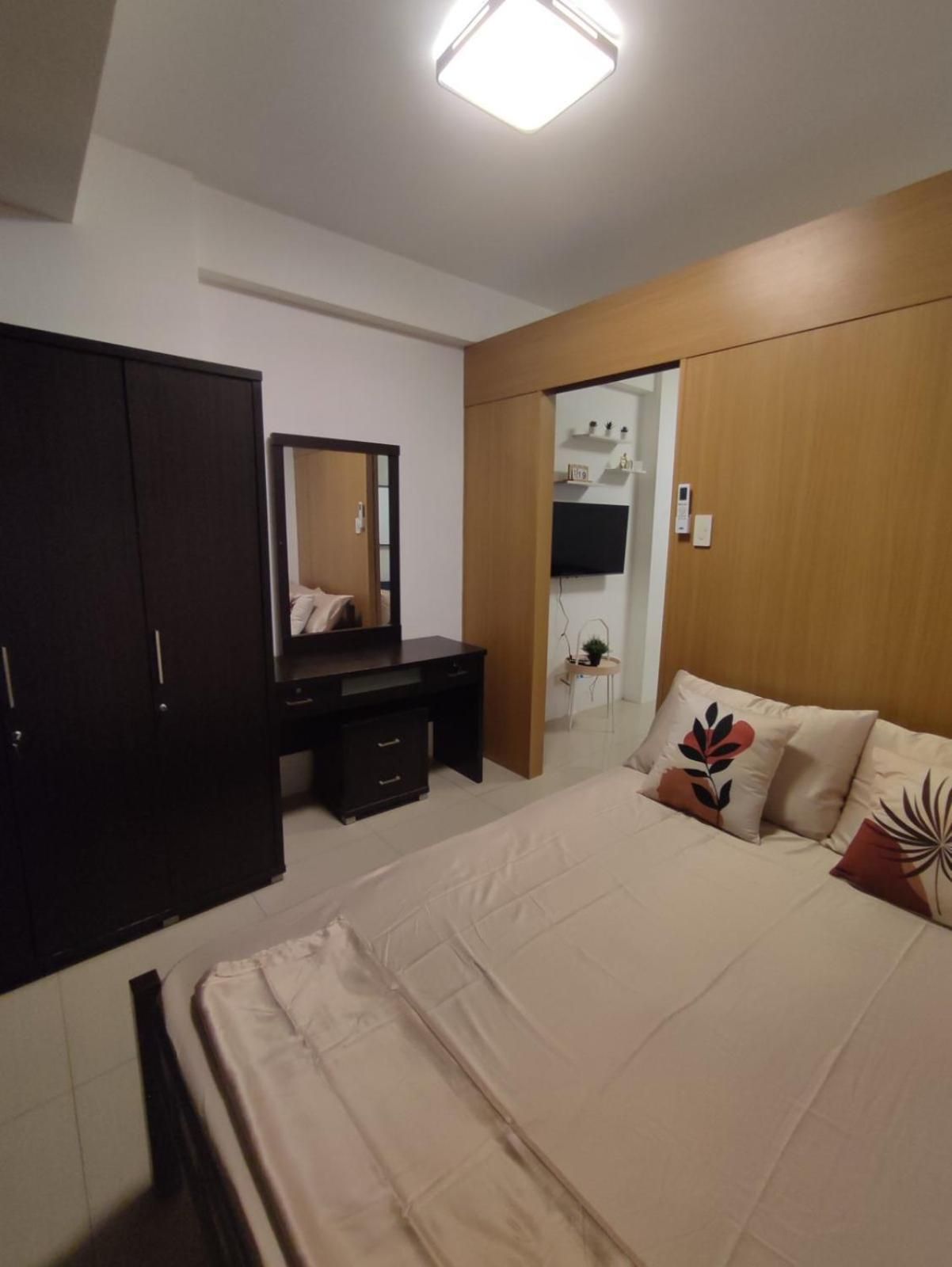 Deluxe One-Bedroom Apartment
