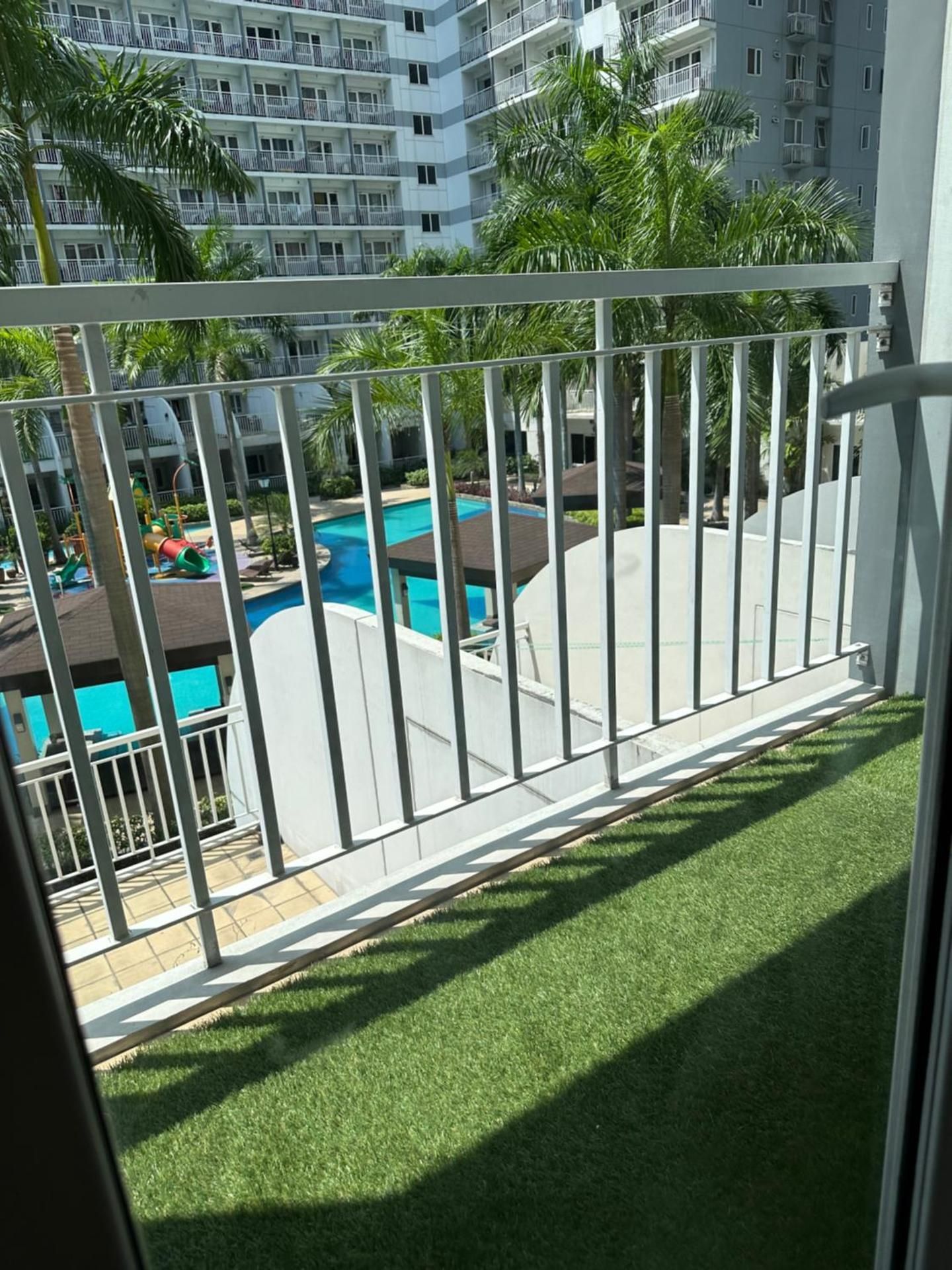 331D Near MOA and Airport Pool View Fast WiFi Balcony Apartment with Pool View 2