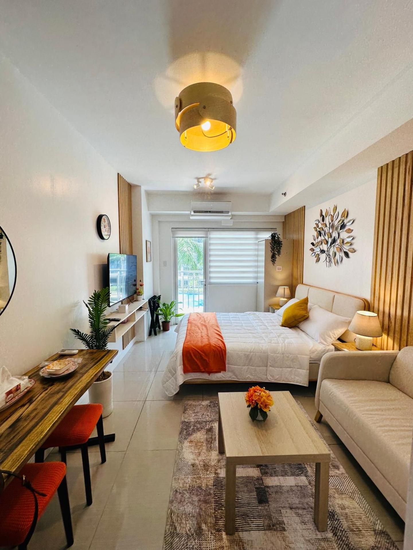 331D Near MOA and Airport Pool View Fast WiFi Balcony Apartment with Pool View