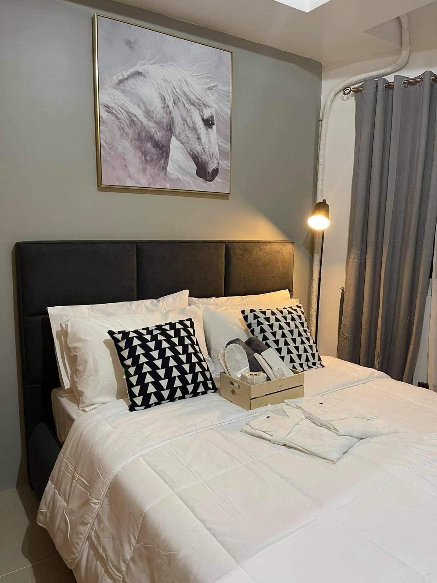 Shell Residences MOA by darpm One Bedroom Apartment