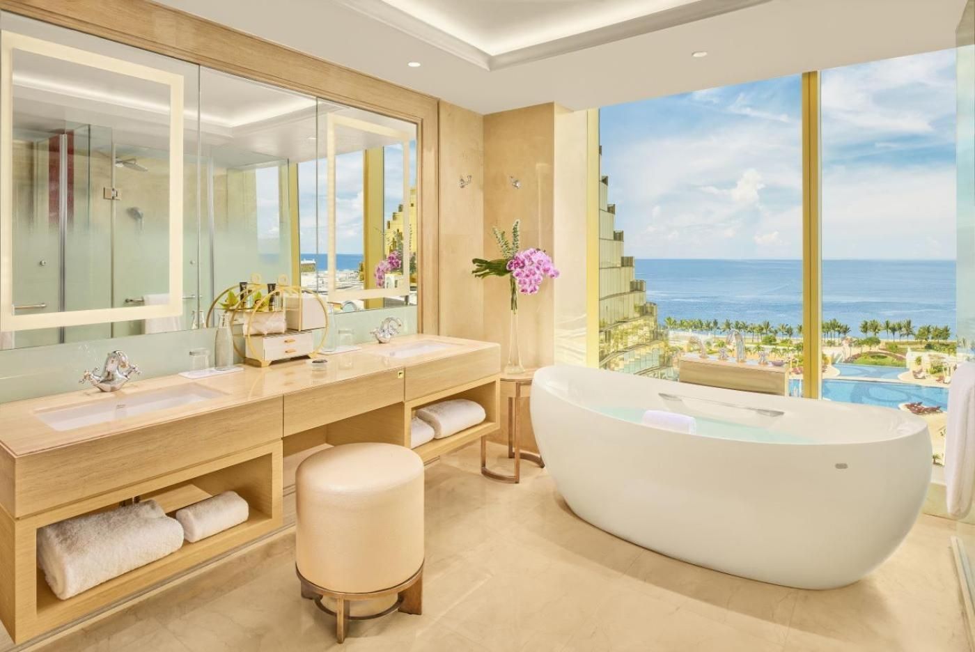 Grand Deluxe Family Room