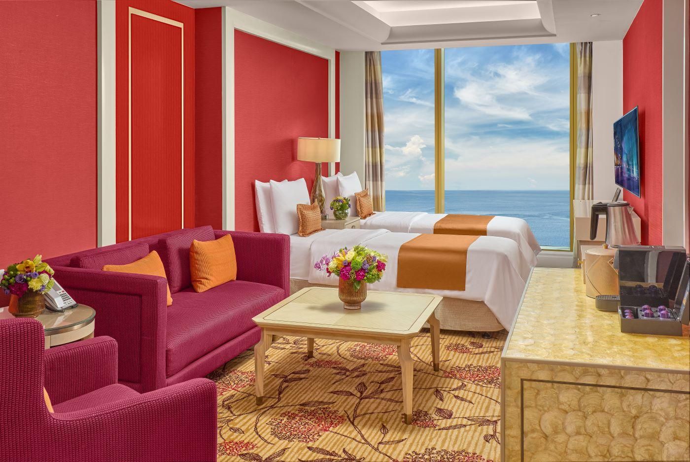 Grand Deluxe Family Room