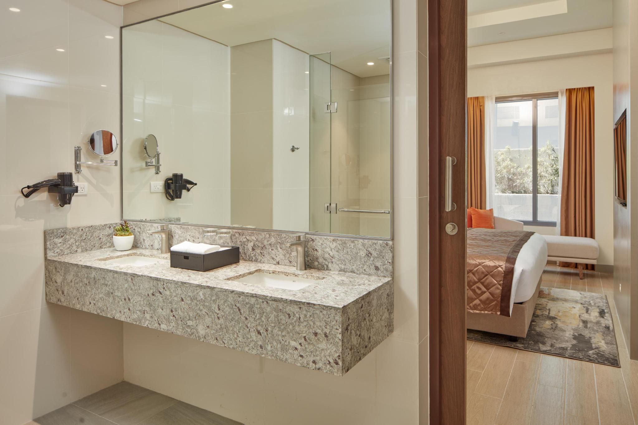 Executive 1 Bedroom Suite with Free Scheduled Airport Shuttle Service