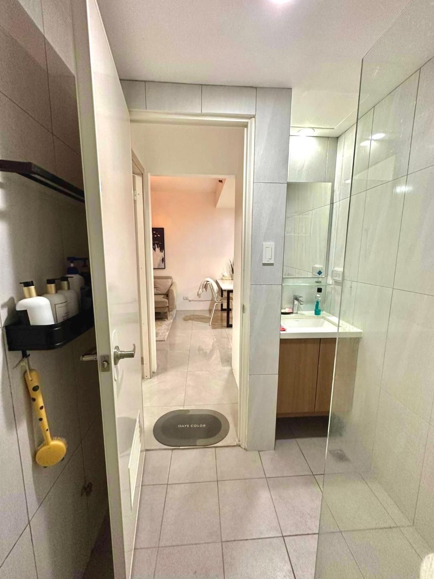Sea Residences 2BR Pool View Unit for 4-8 pax - Beehive Stay MOA Two-Bedroom Apartment with Pool View