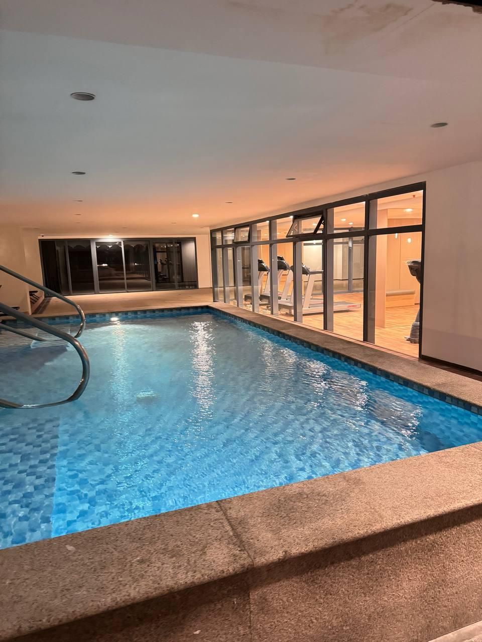 swimming pool [outdoor]